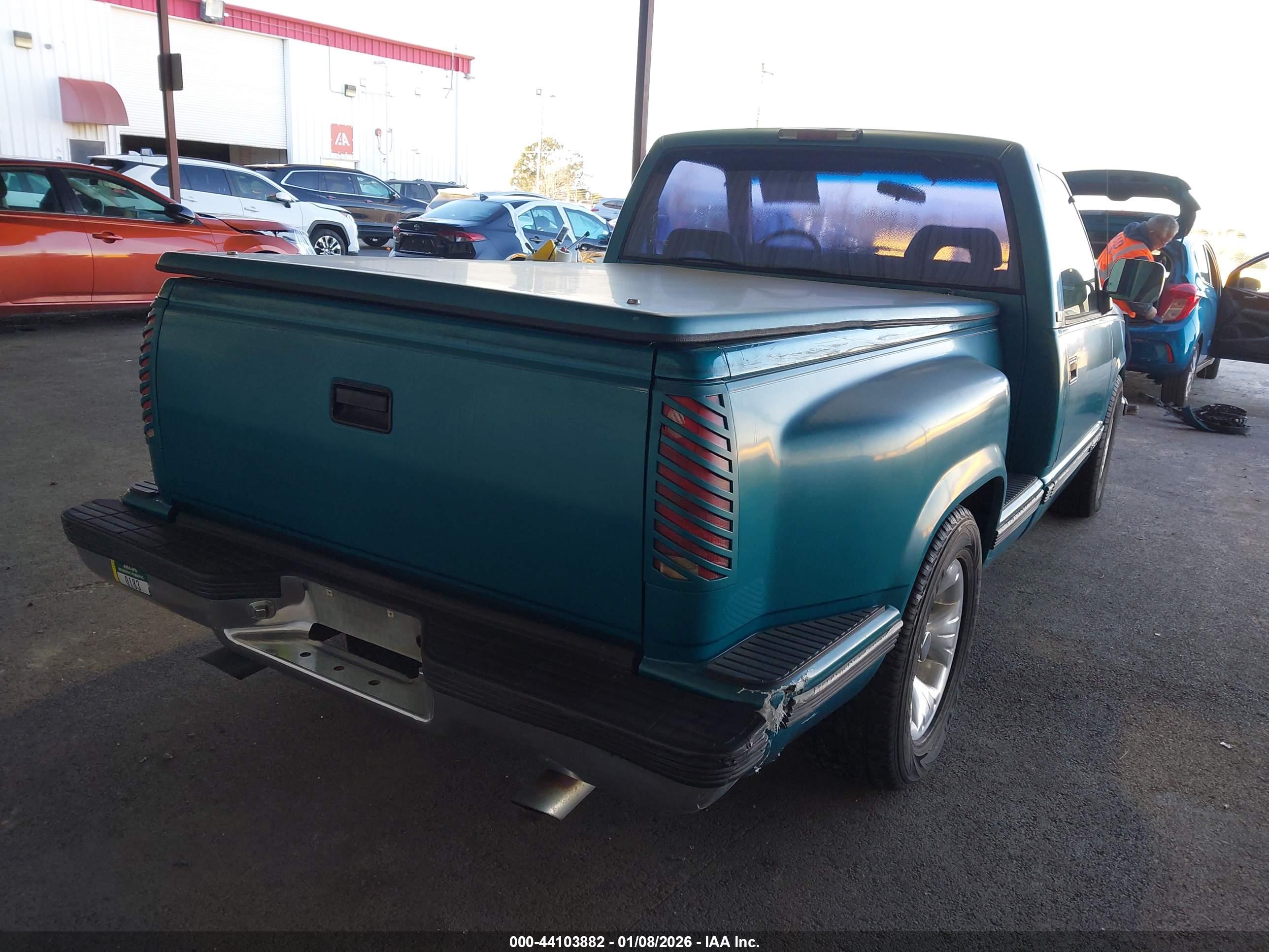 CHEVROLET GMT-400 image 4