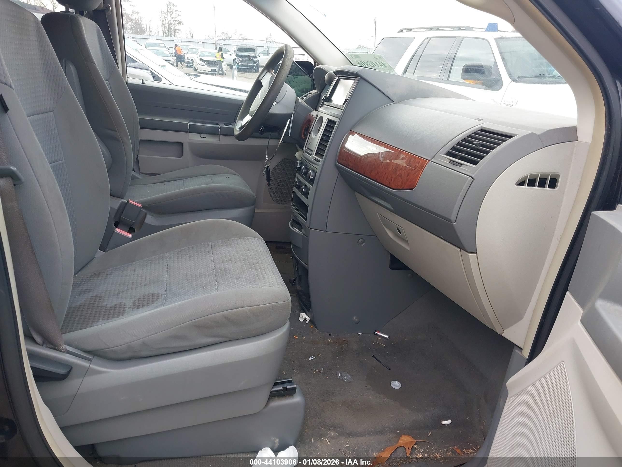CHRYSLER TOWN image 5