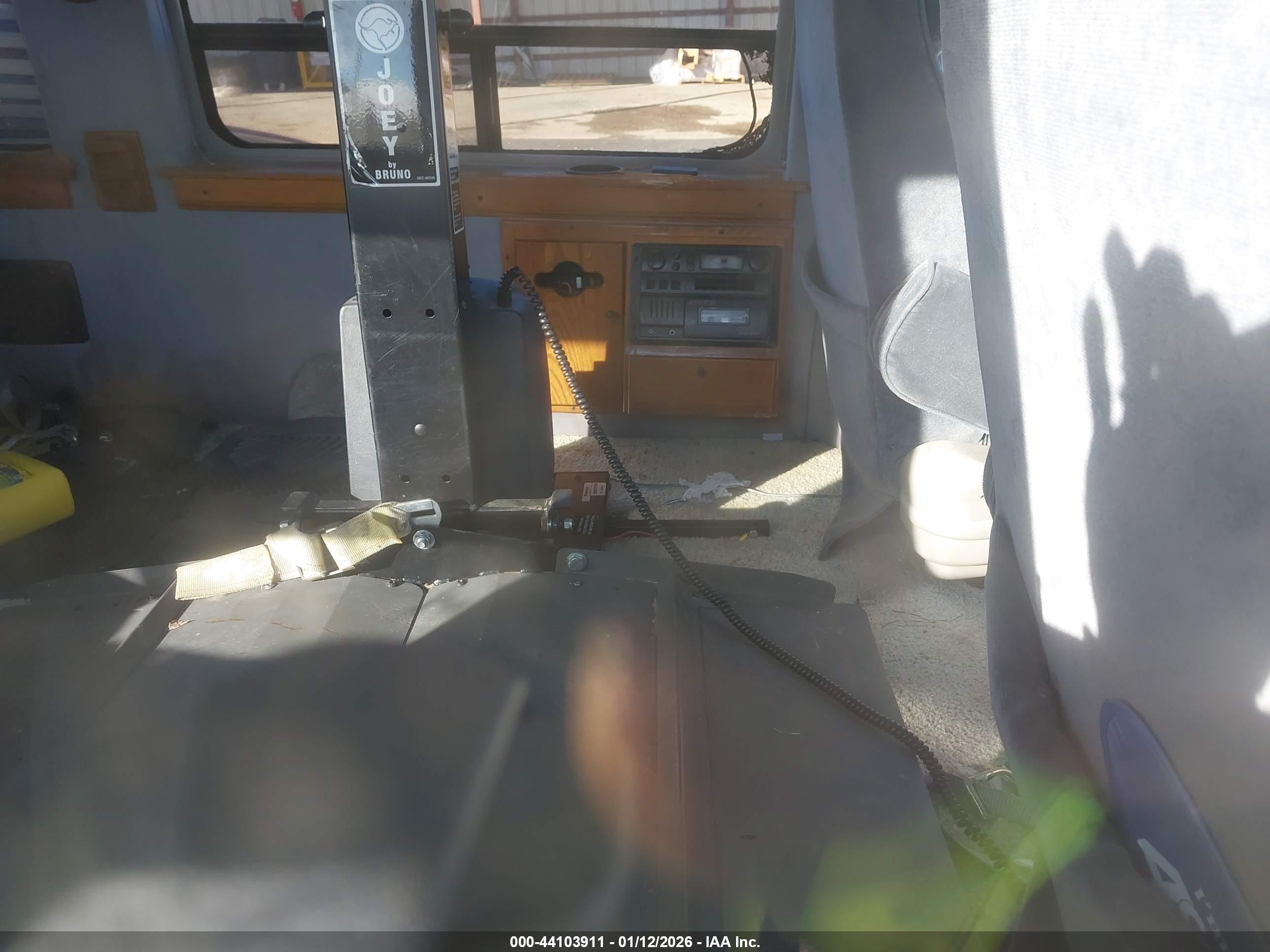 FORD E-150 image 8
