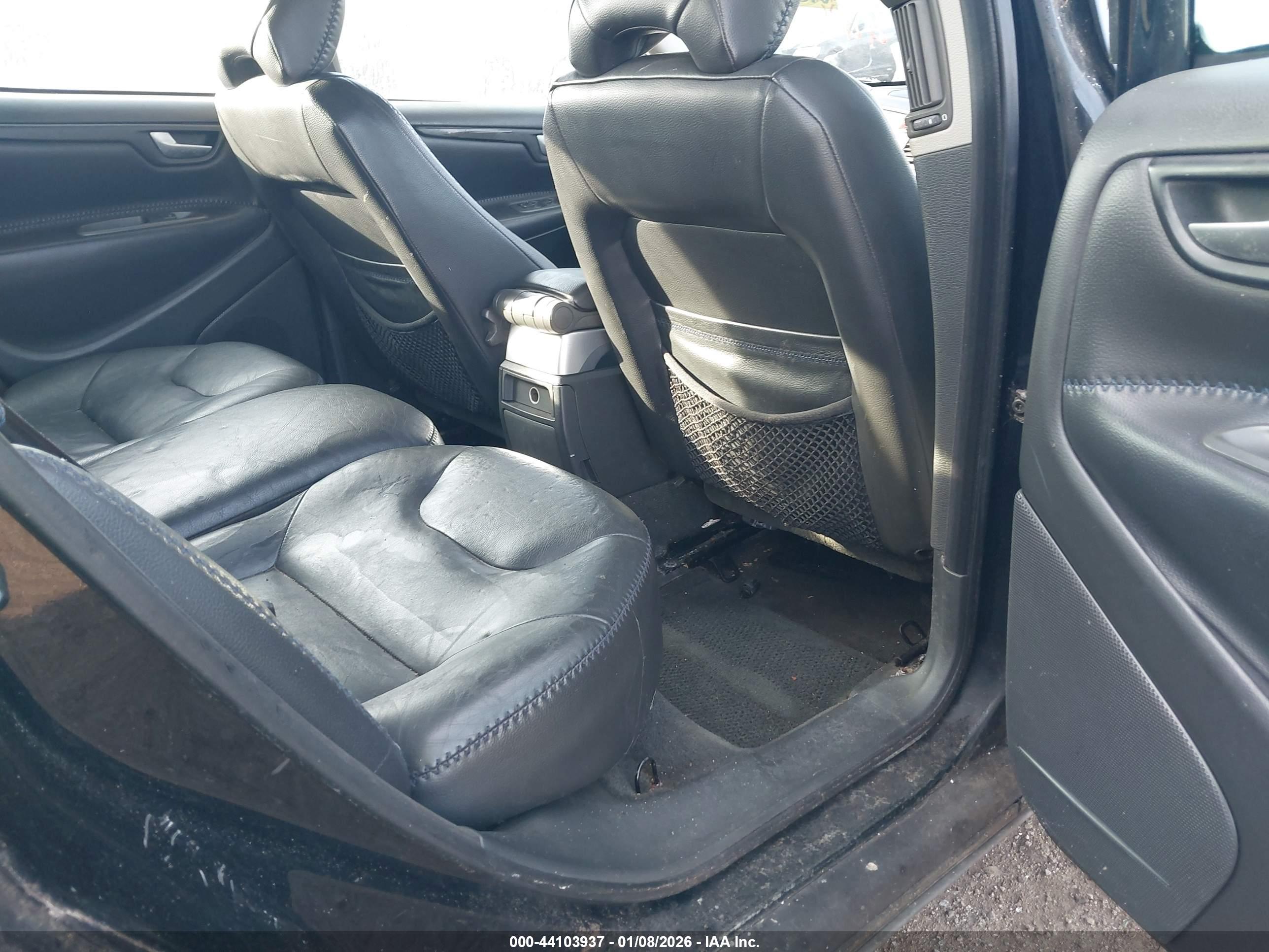 VOLVO V70 image 8