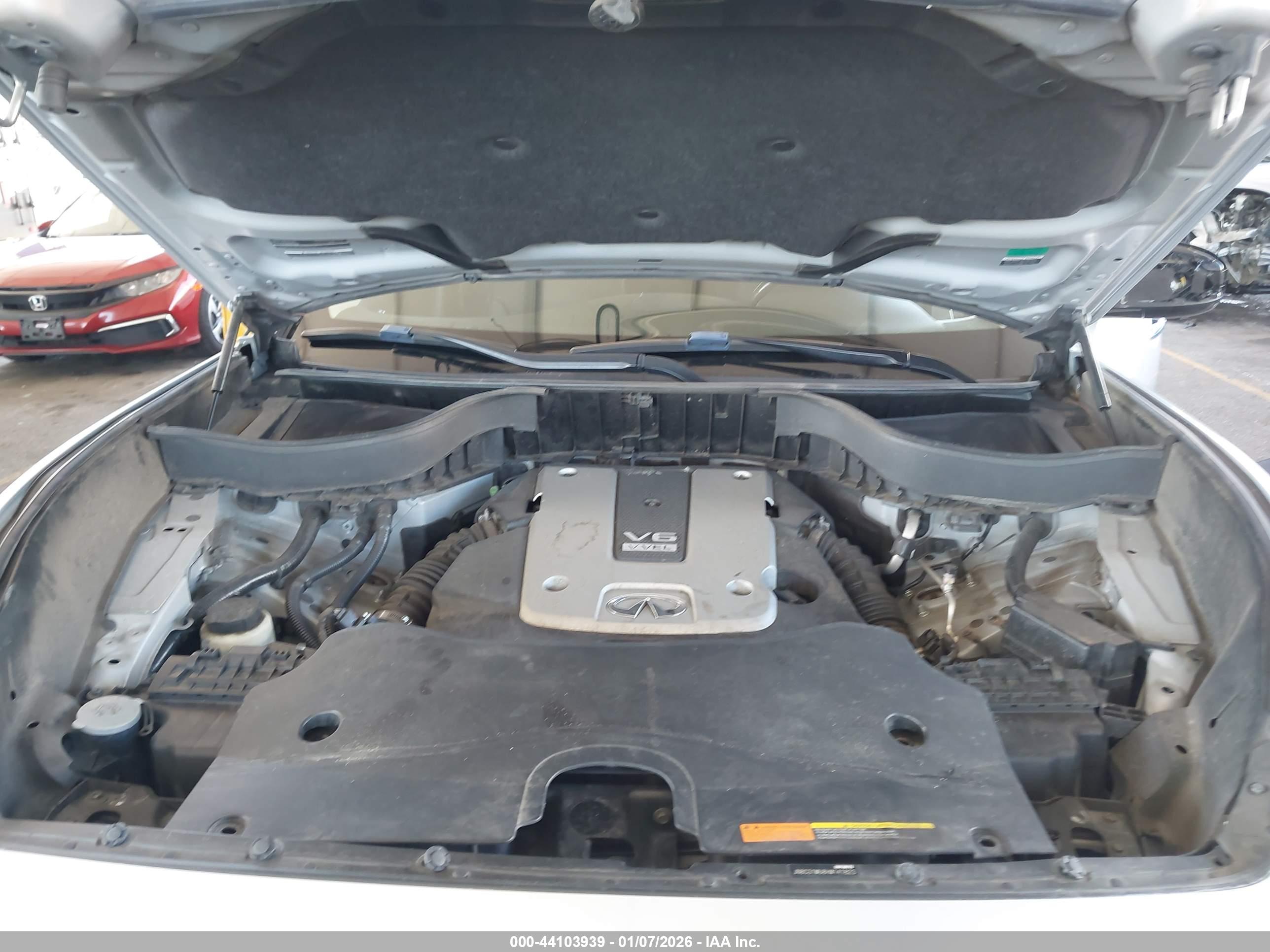 INFINITI QX70 image 10