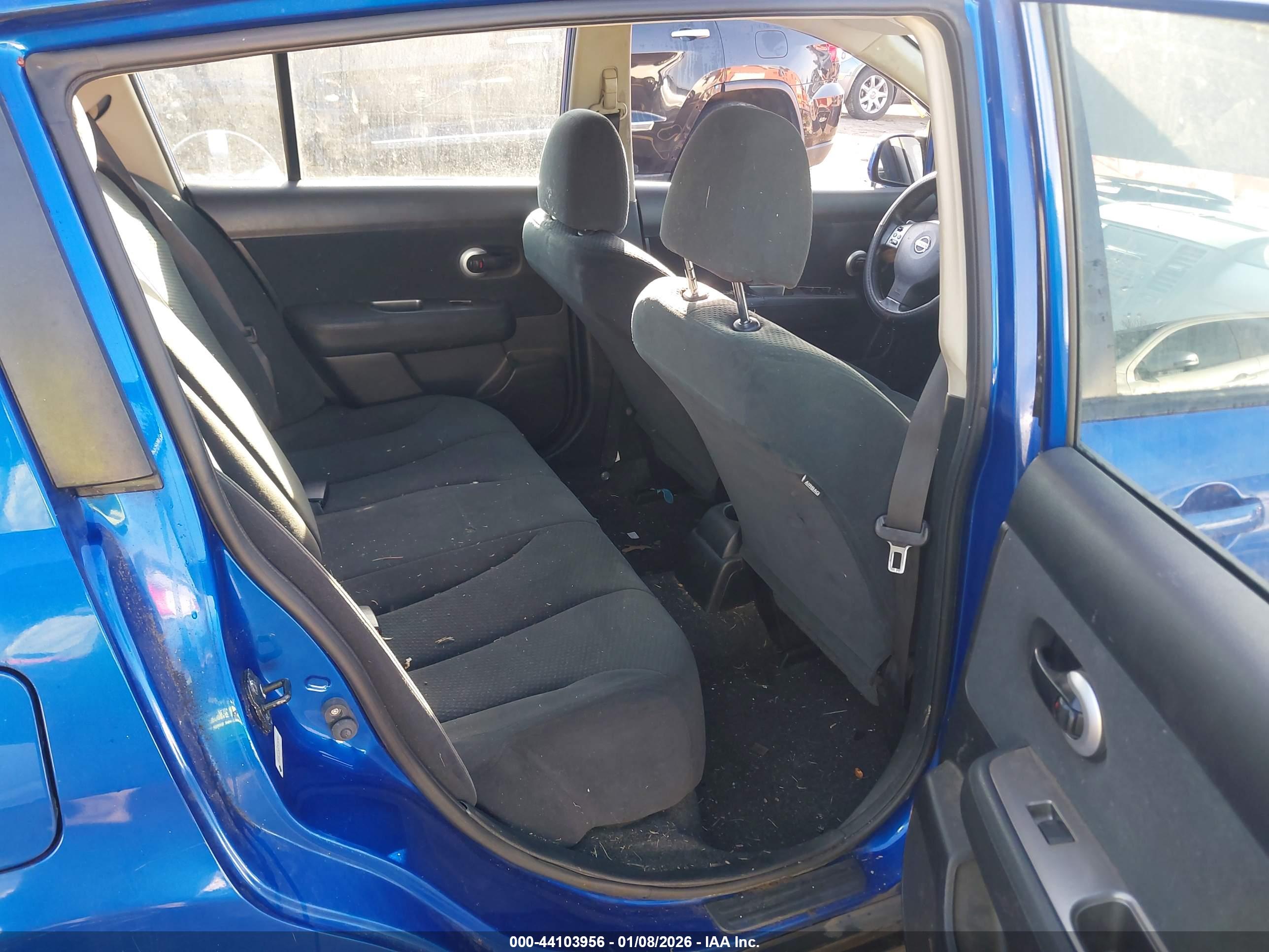 NISSAN VERSA image 8