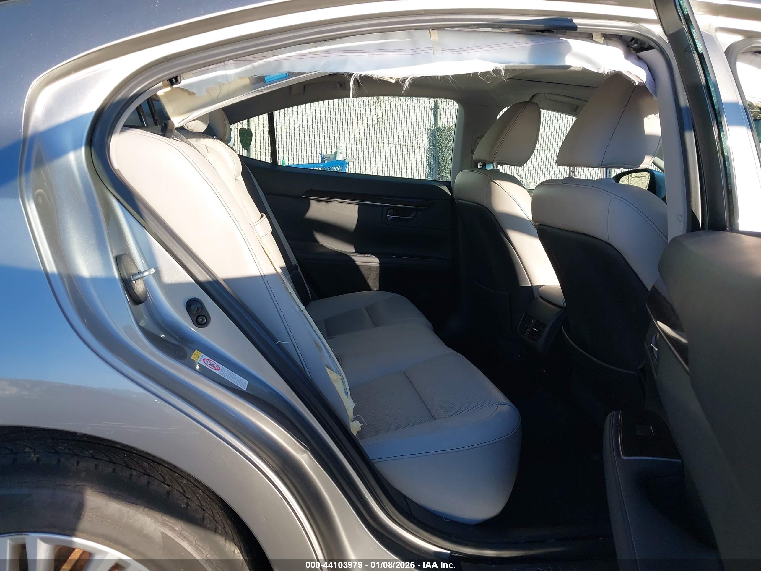 LEXUS ES image 8