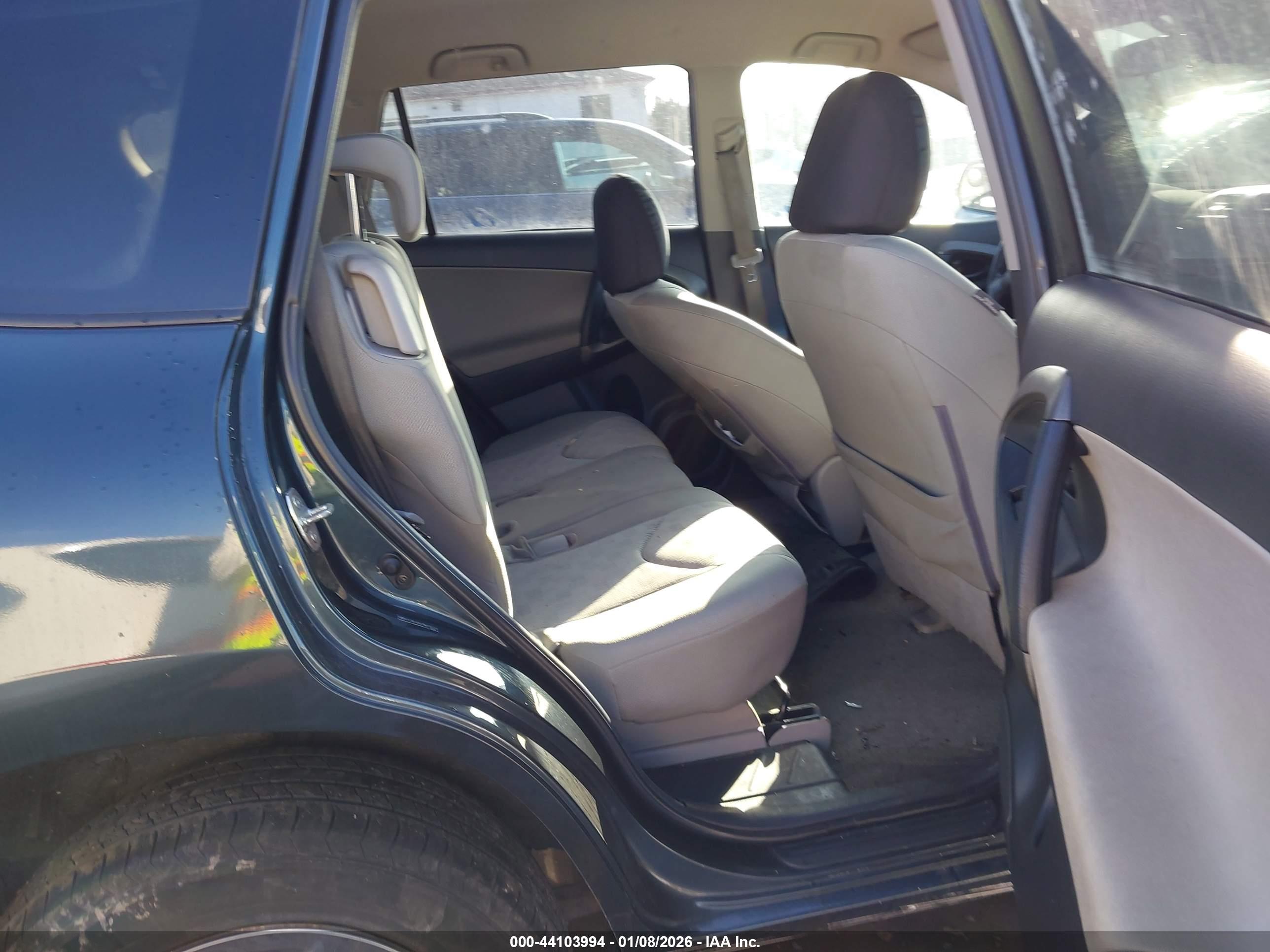 TOYOTA RAV4 image 8