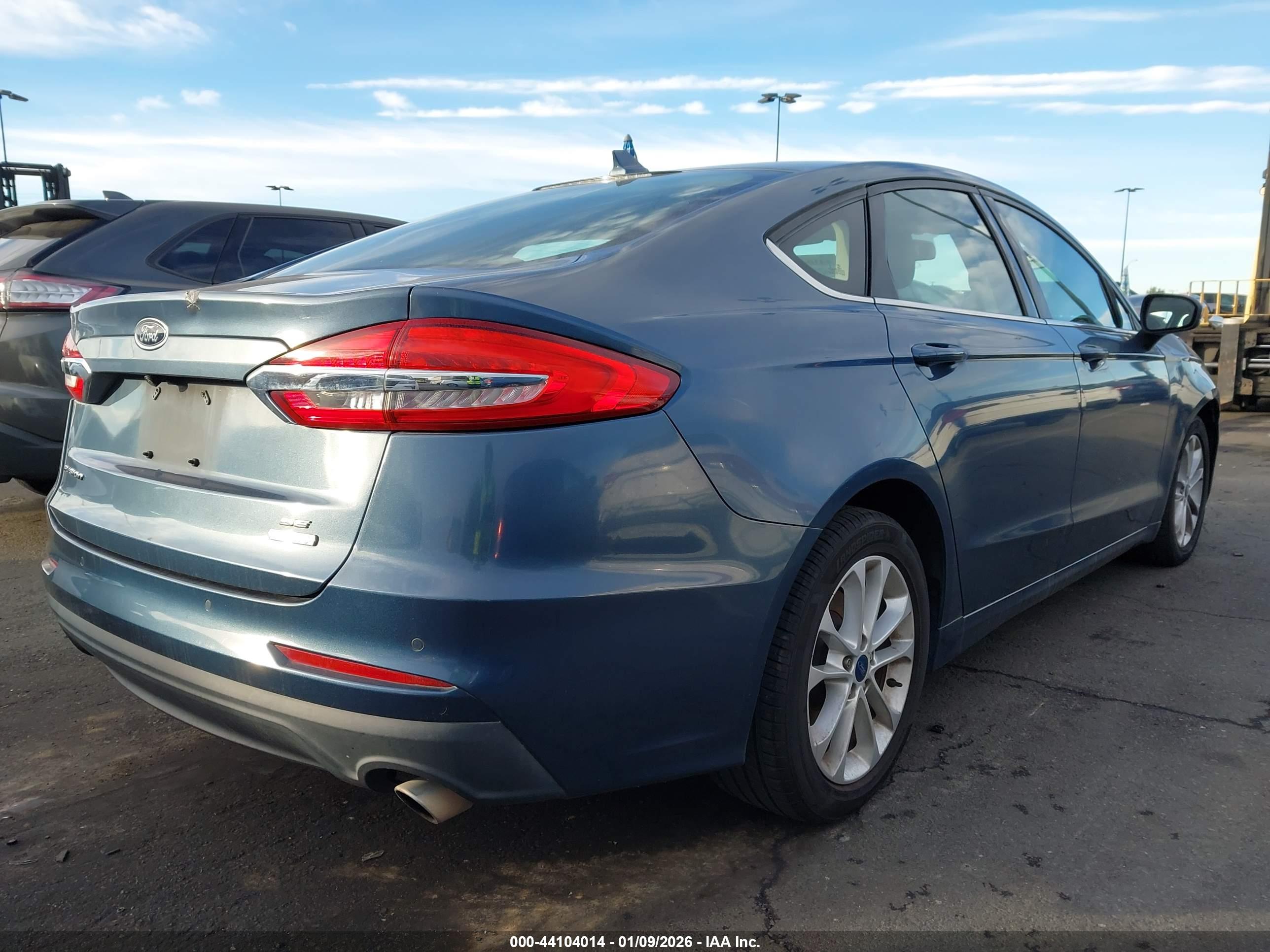 FORD FUSION image 4