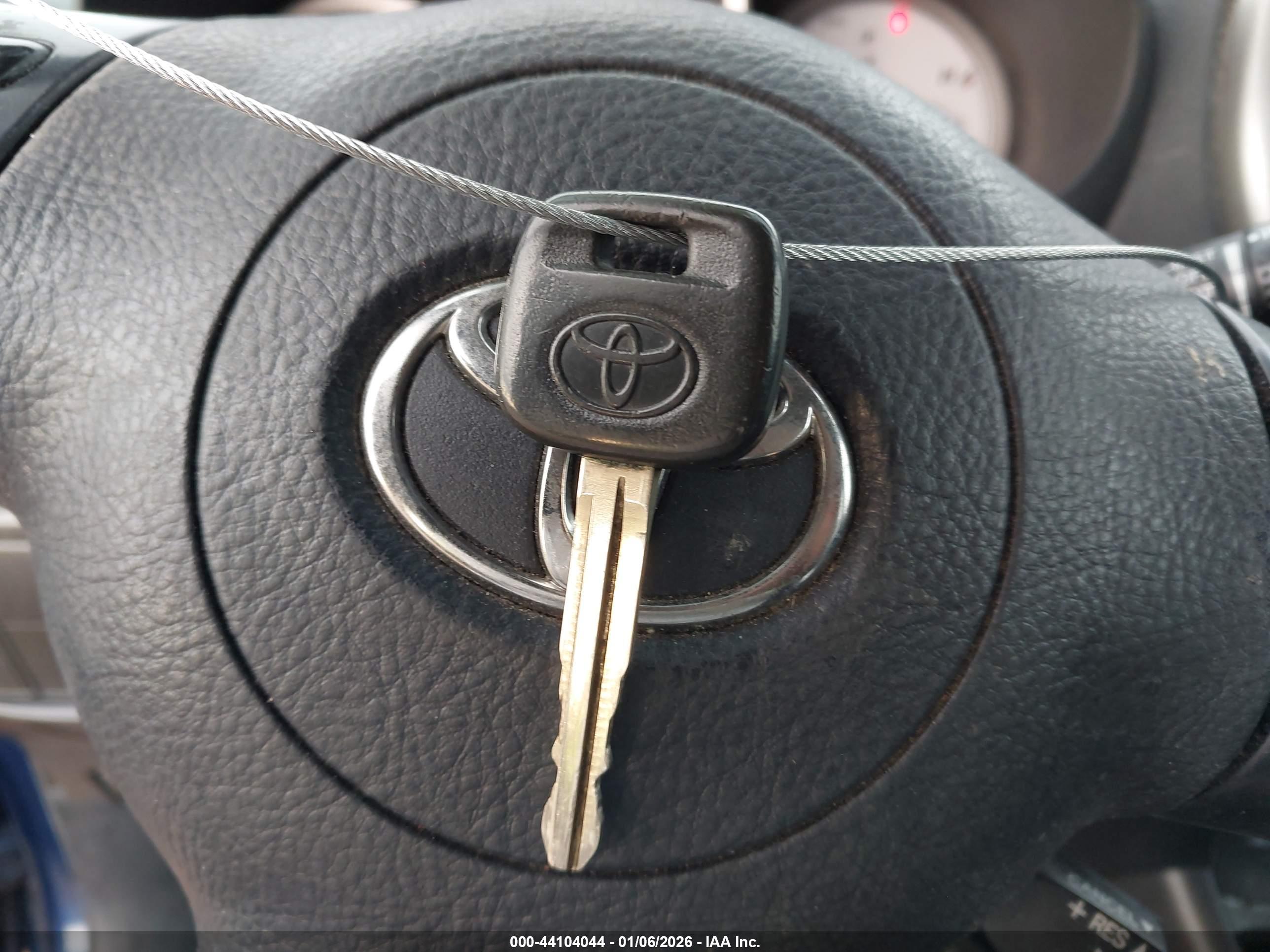 TOYOTA RAV4 image 11