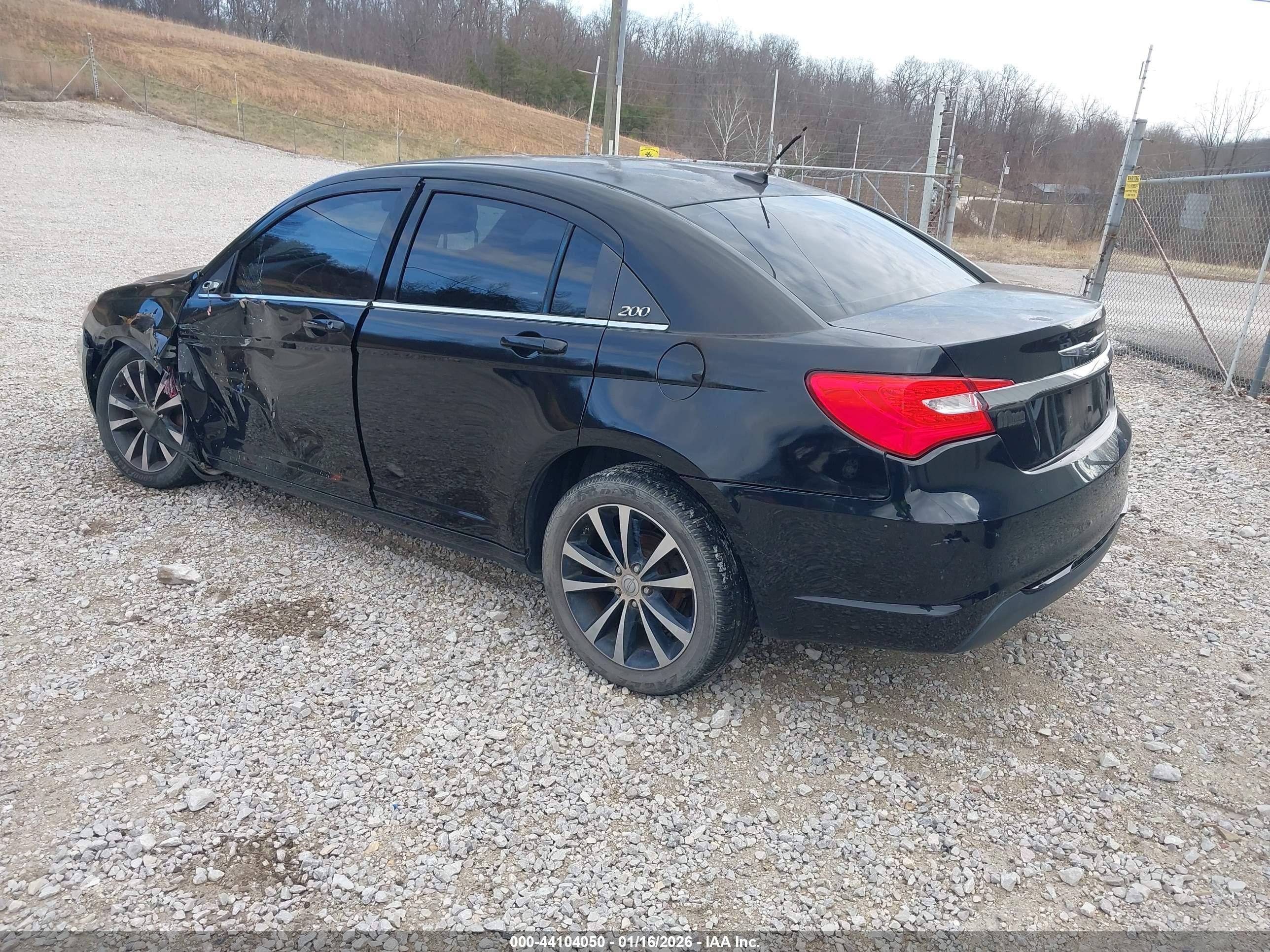 CHRYSLER 200 image 3