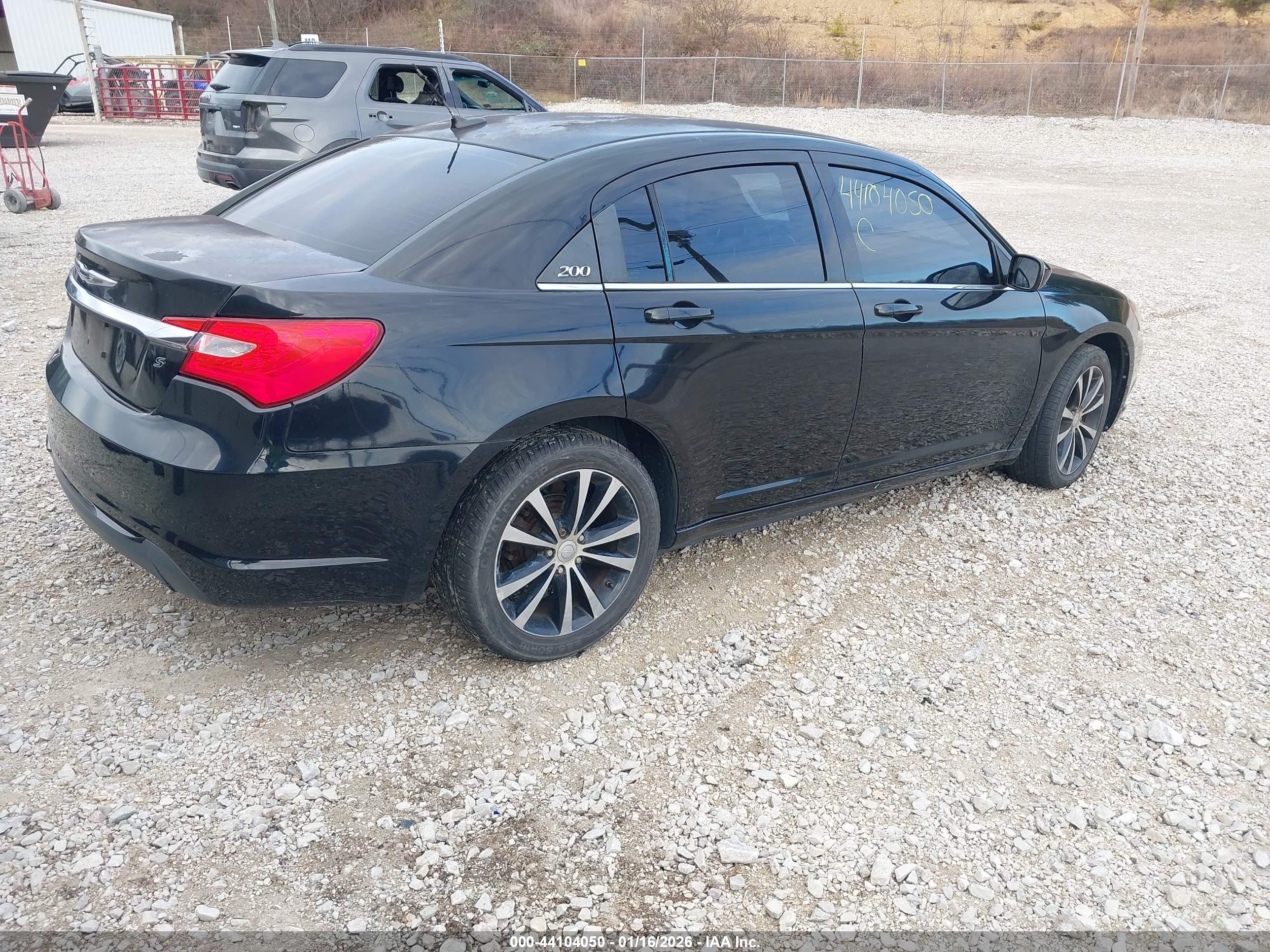CHRYSLER 200 image 4