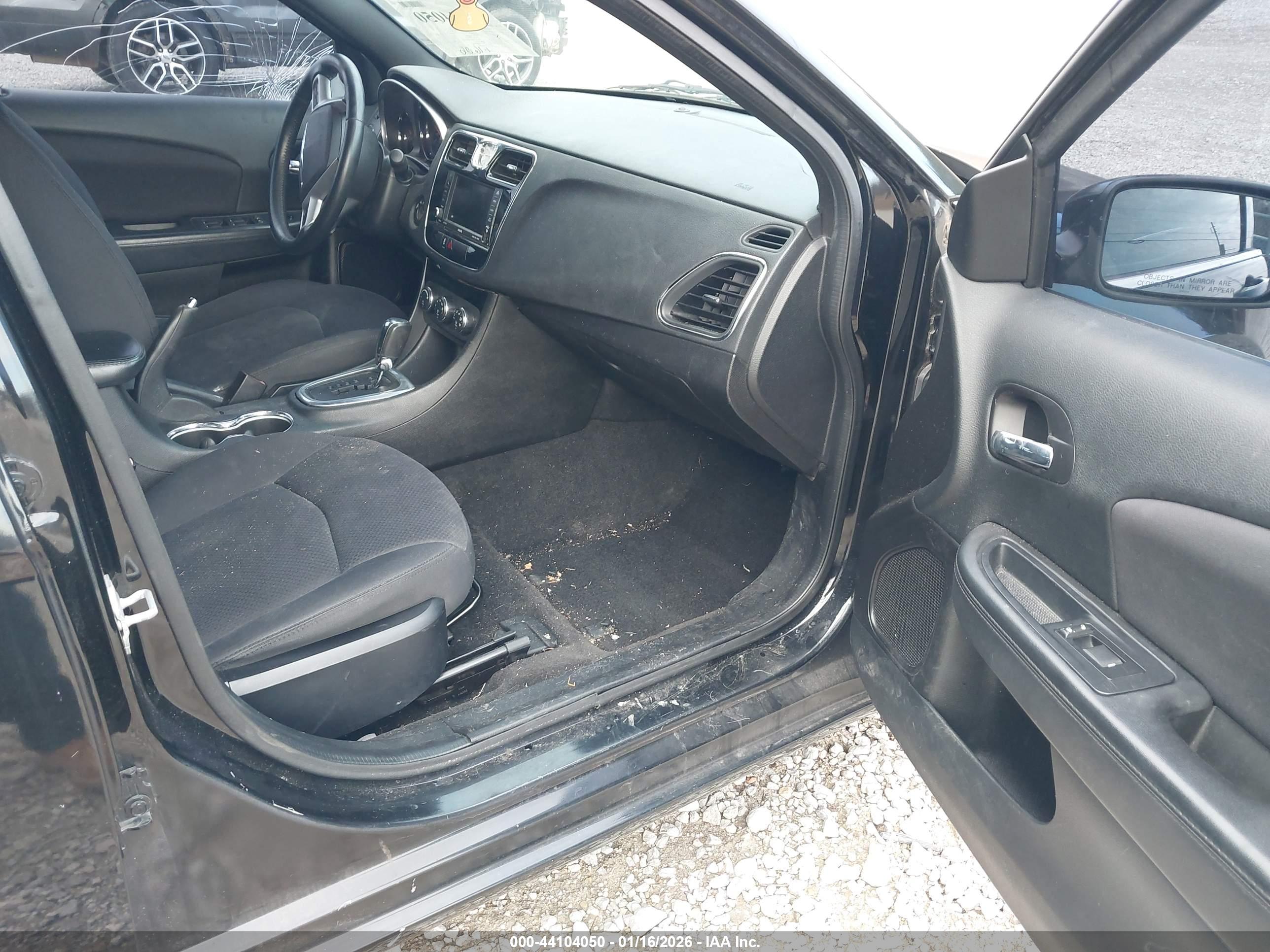 CHRYSLER 200 image 5