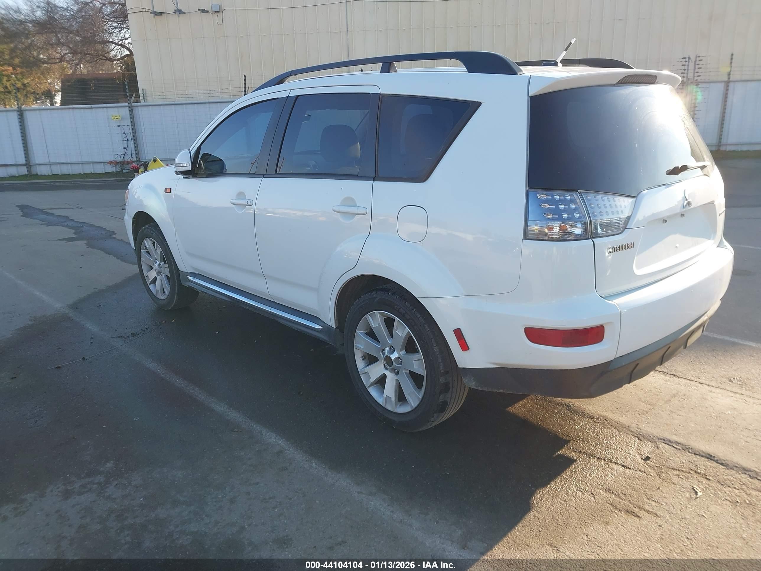 MITSUBISHI OUTLANDER image 3