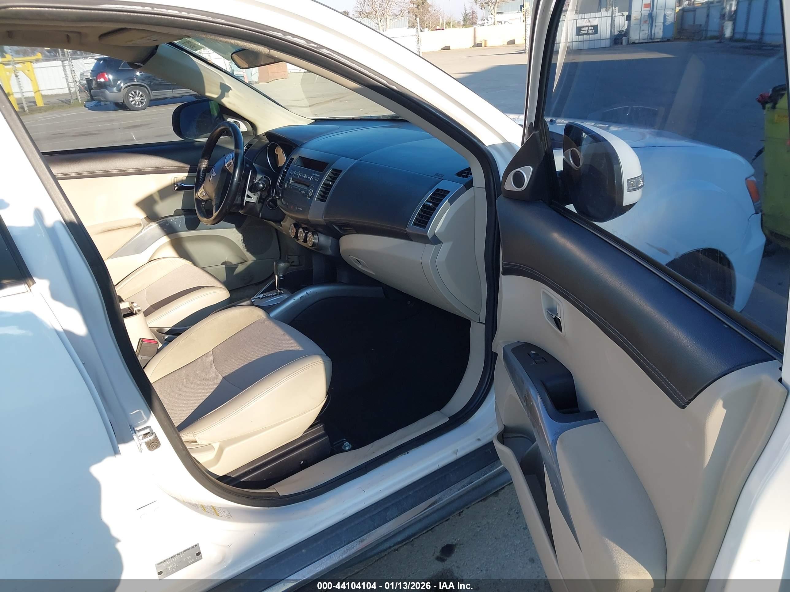 MITSUBISHI OUTLANDER image 5