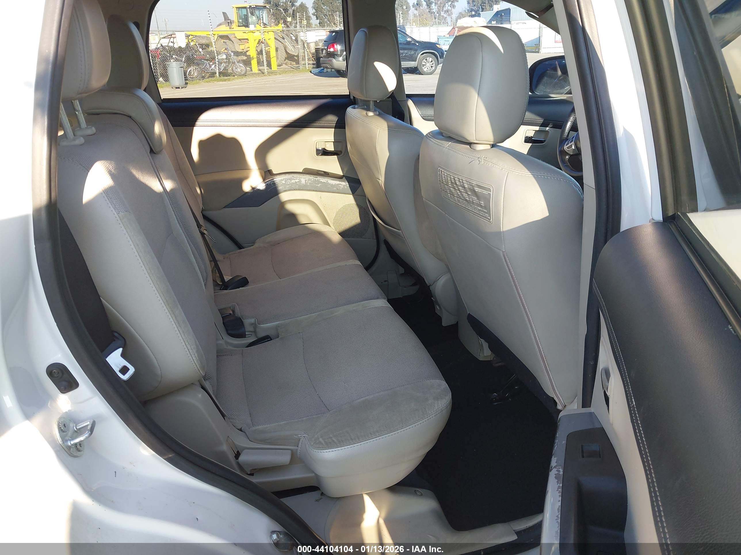 MITSUBISHI OUTLANDER image 8