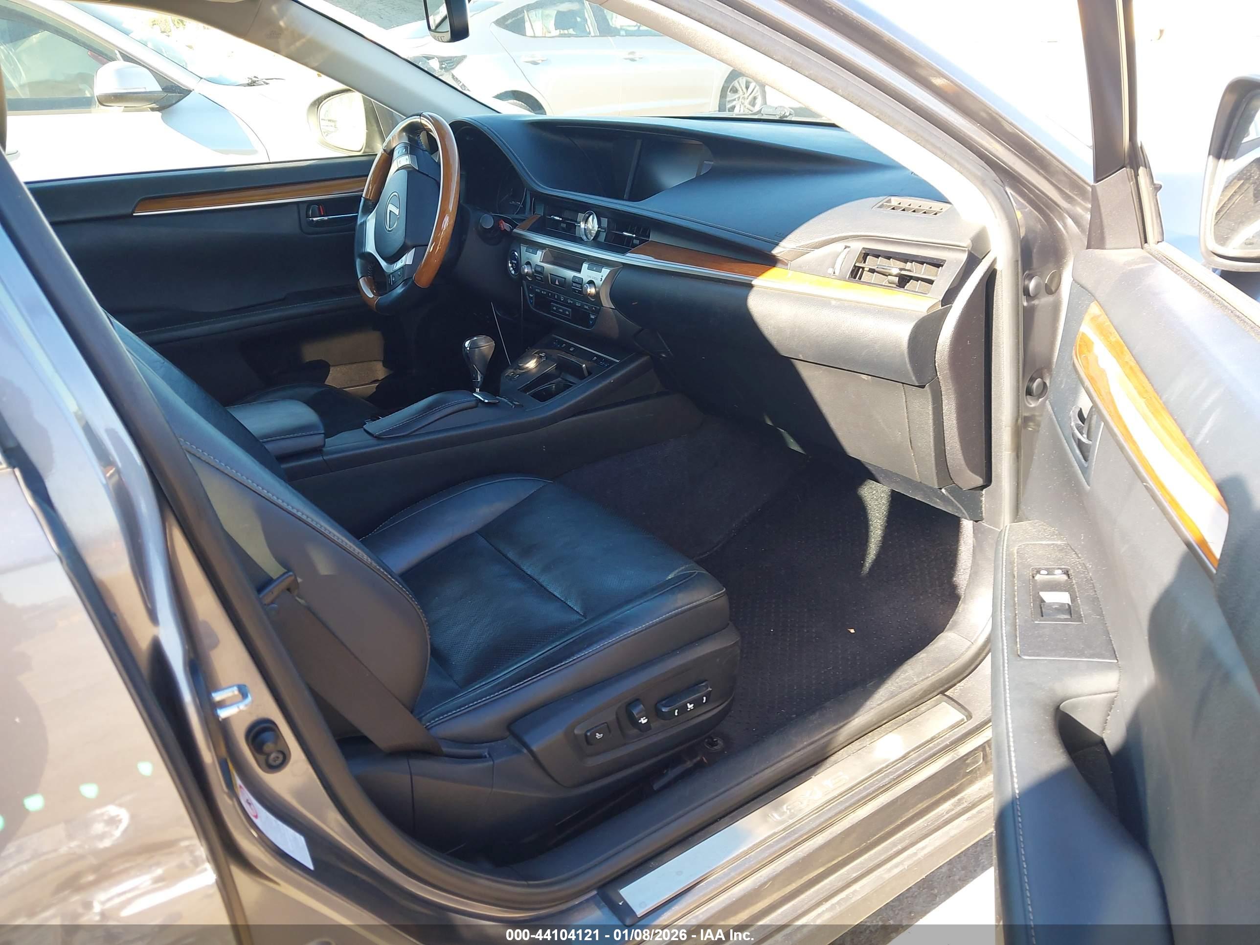 LEXUS ES image 5