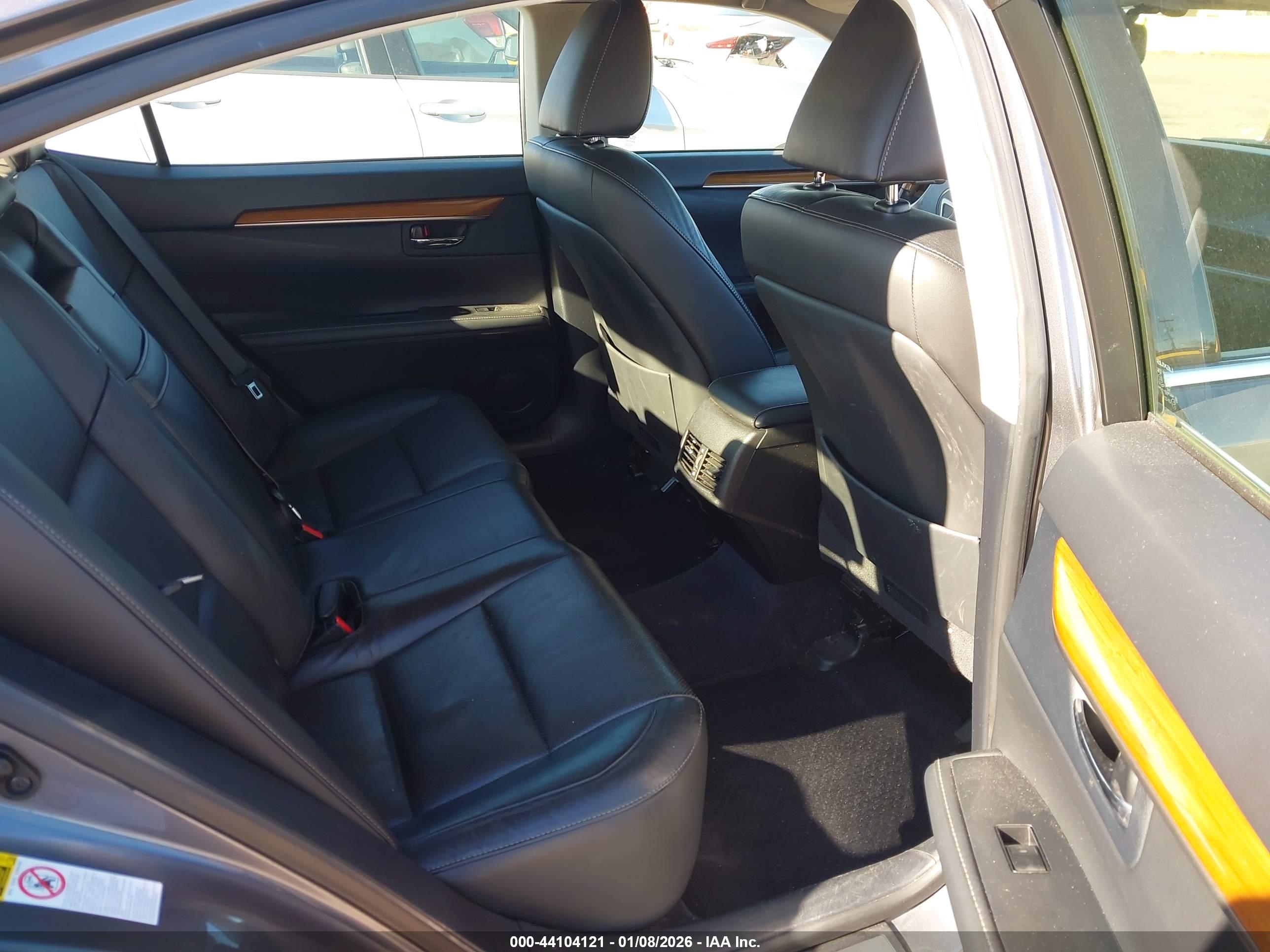 LEXUS ES image 8