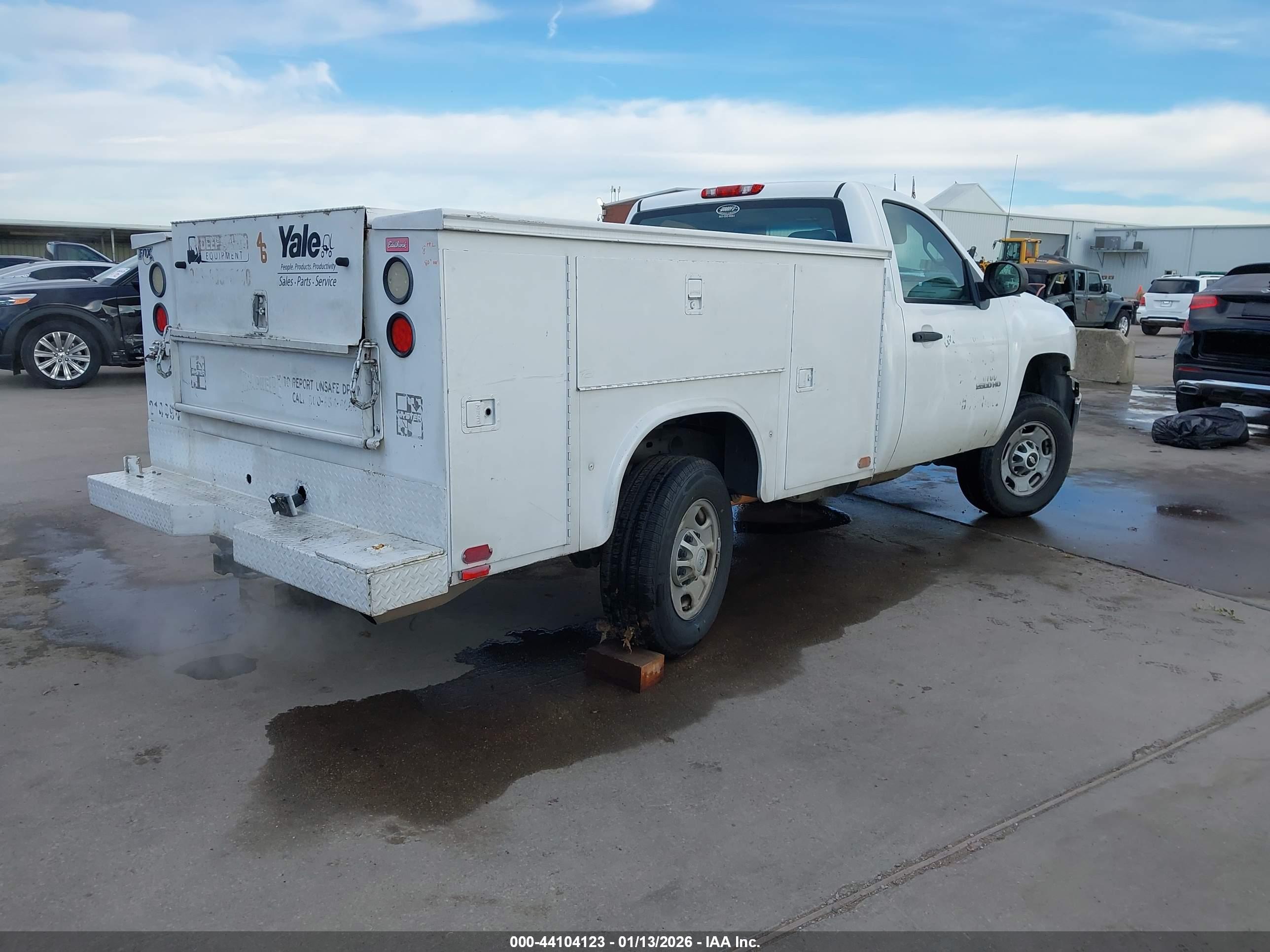 CHEVROLET SILVERADO image 4