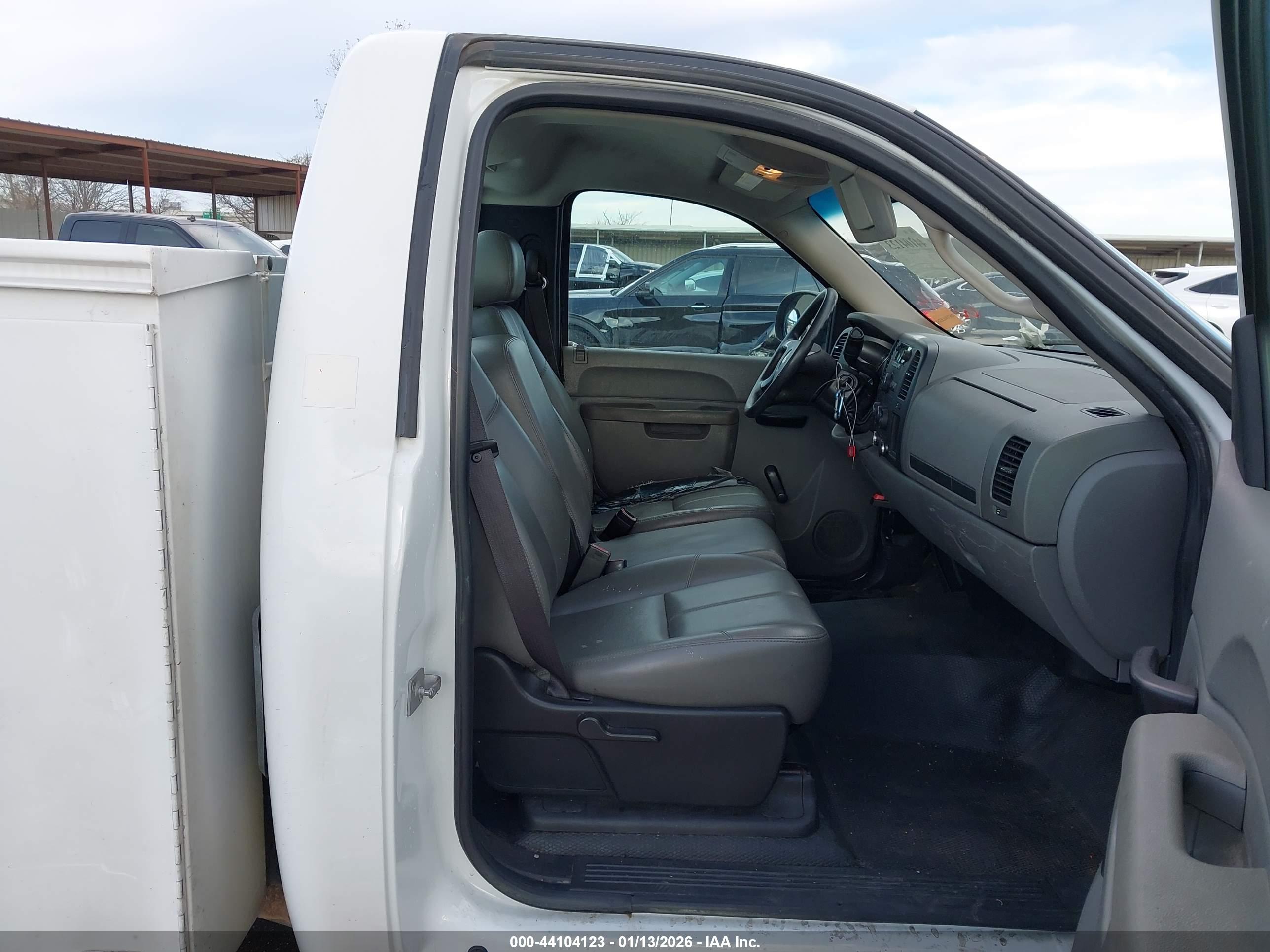 CHEVROLET SILVERADO image 5