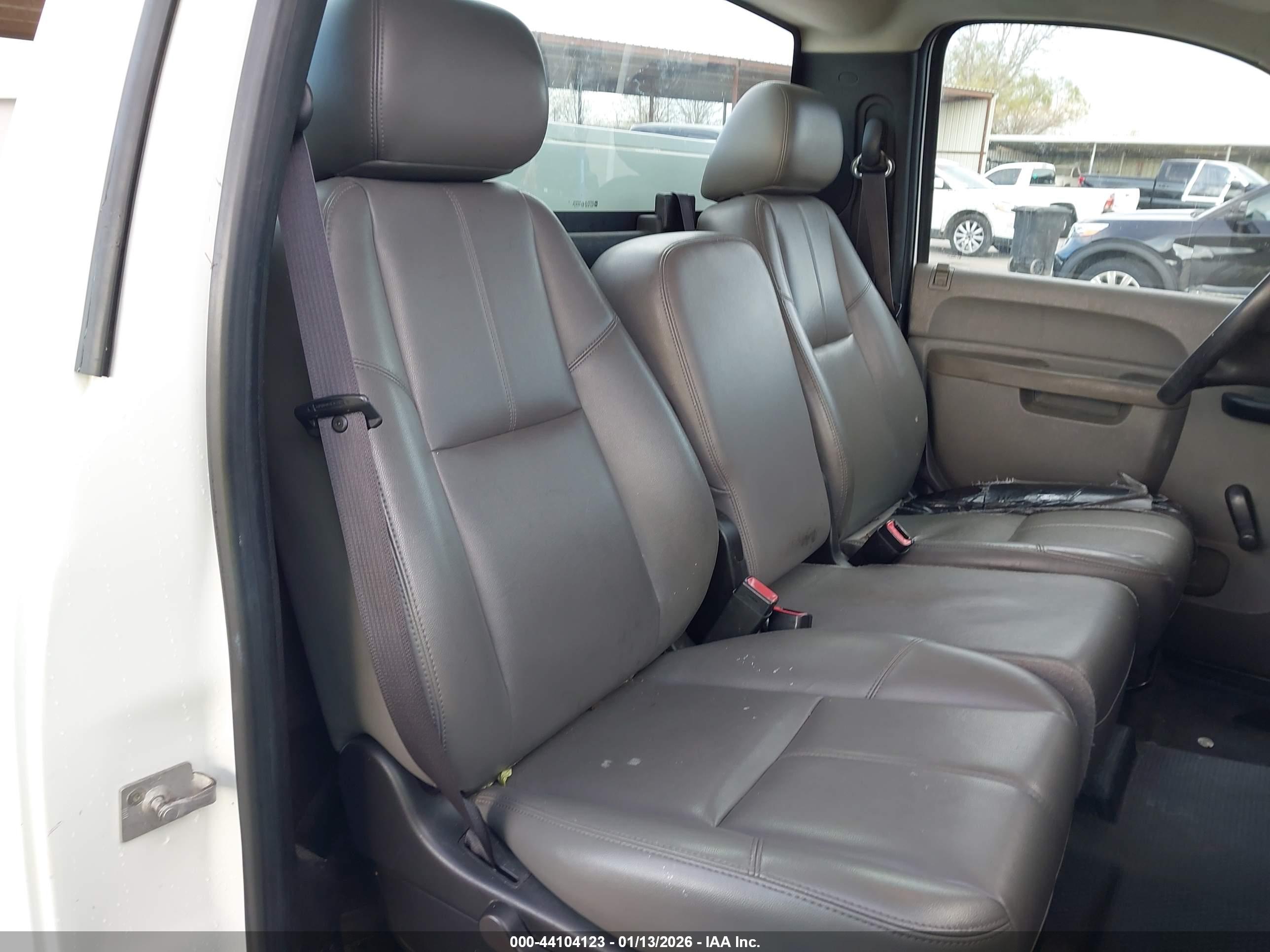 CHEVROLET SILVERADO image 8