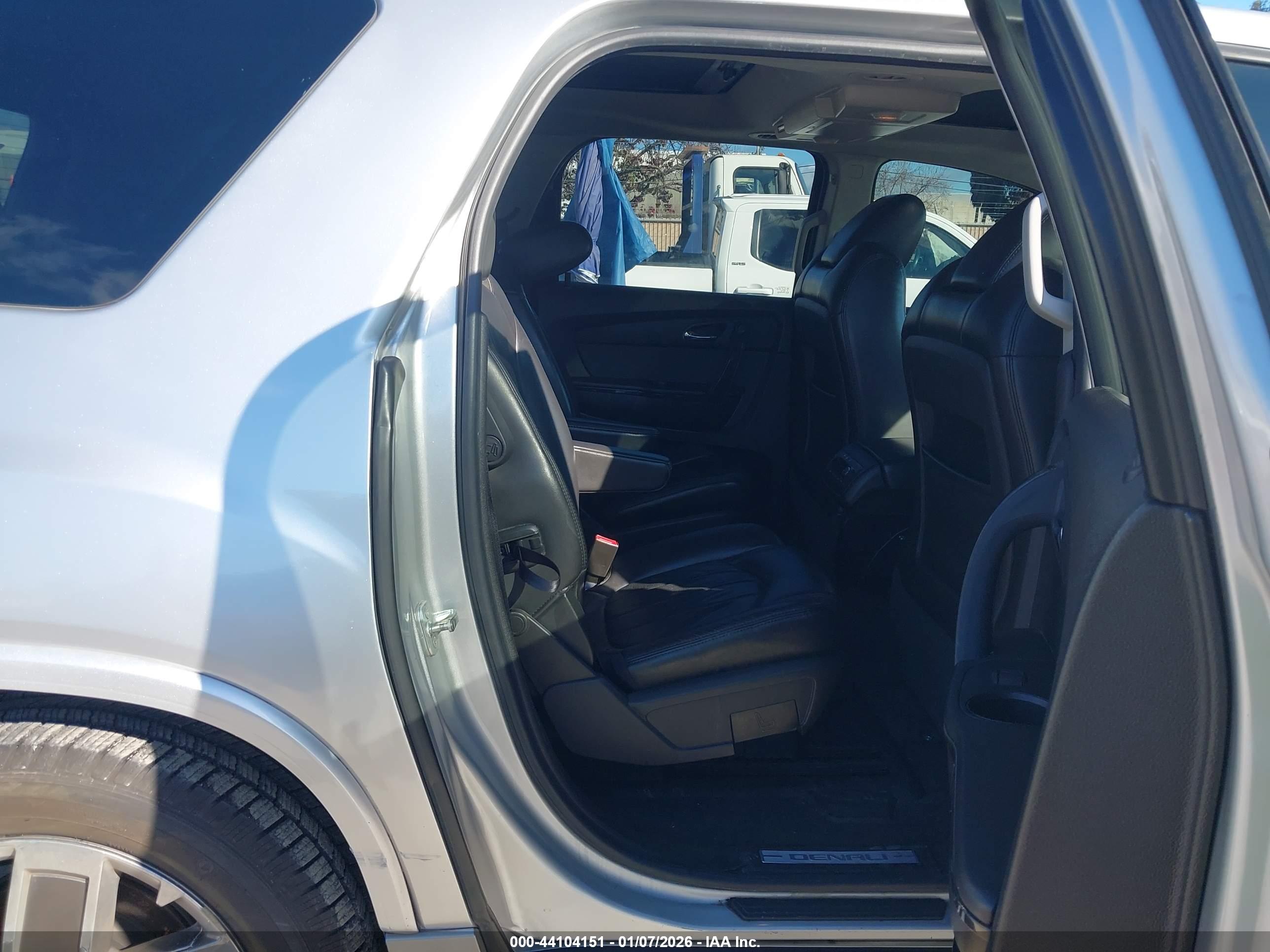 GMC ACADIA image 8