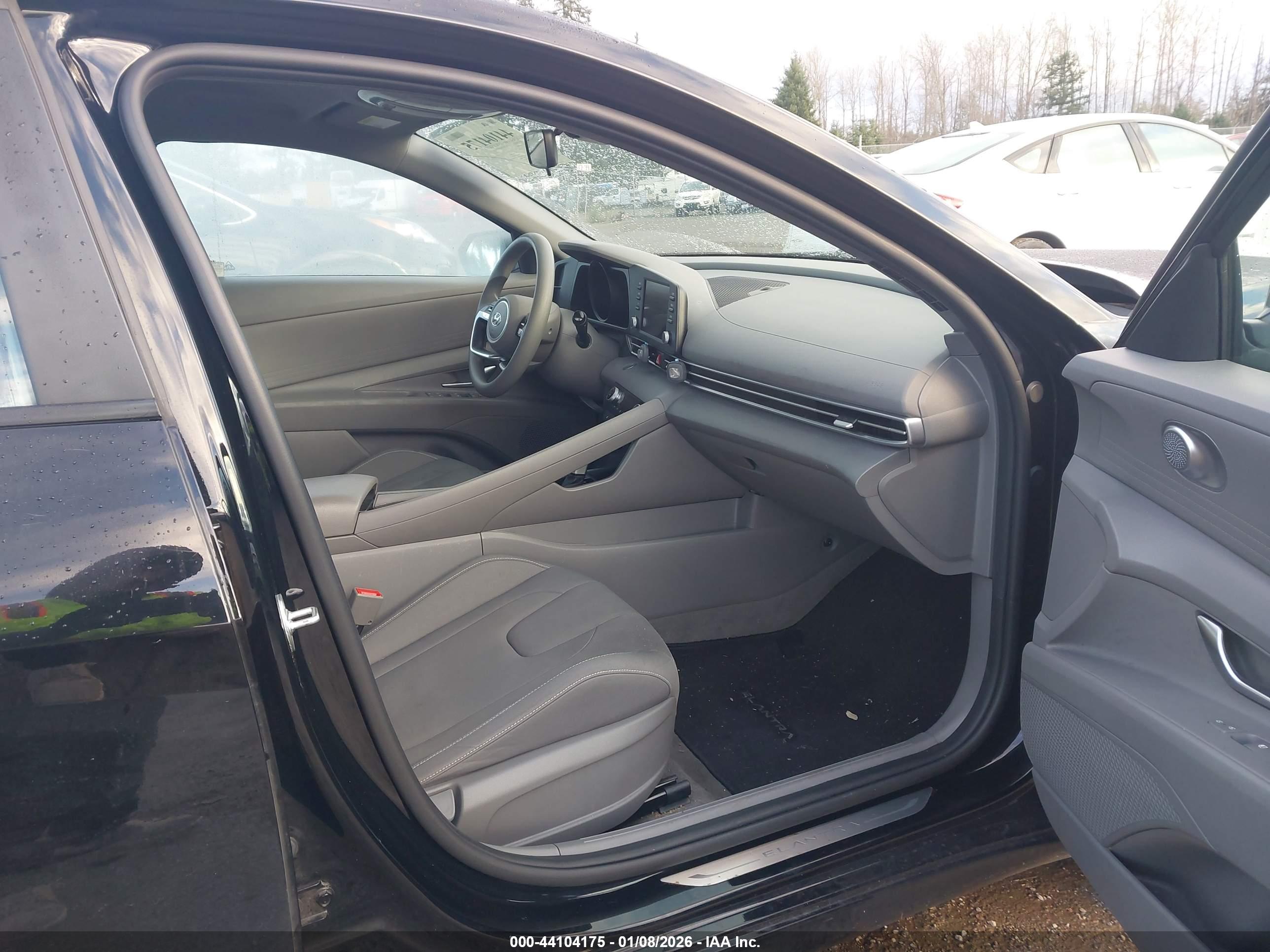 HYUNDAI ELANTRA image 5