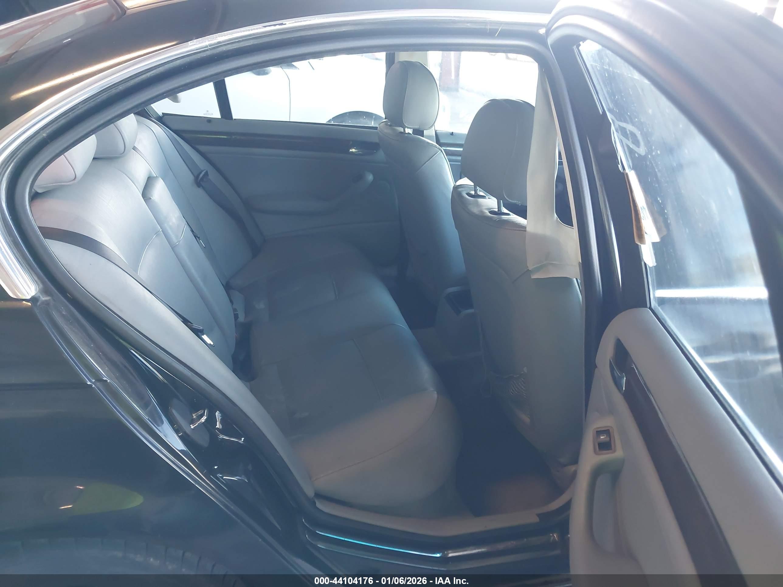 BMW 330XI image 8