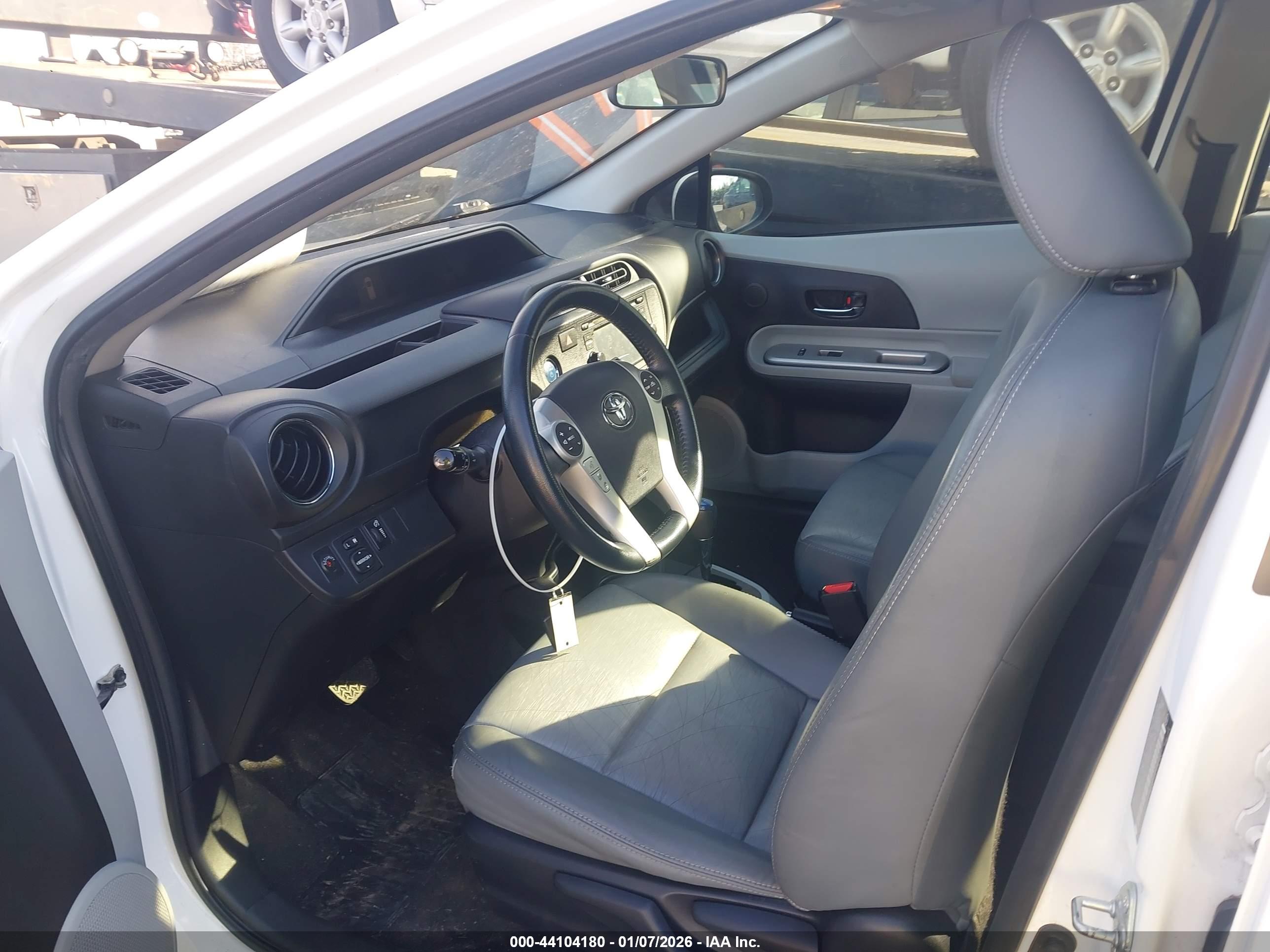TOYOTA PRIUS image 5