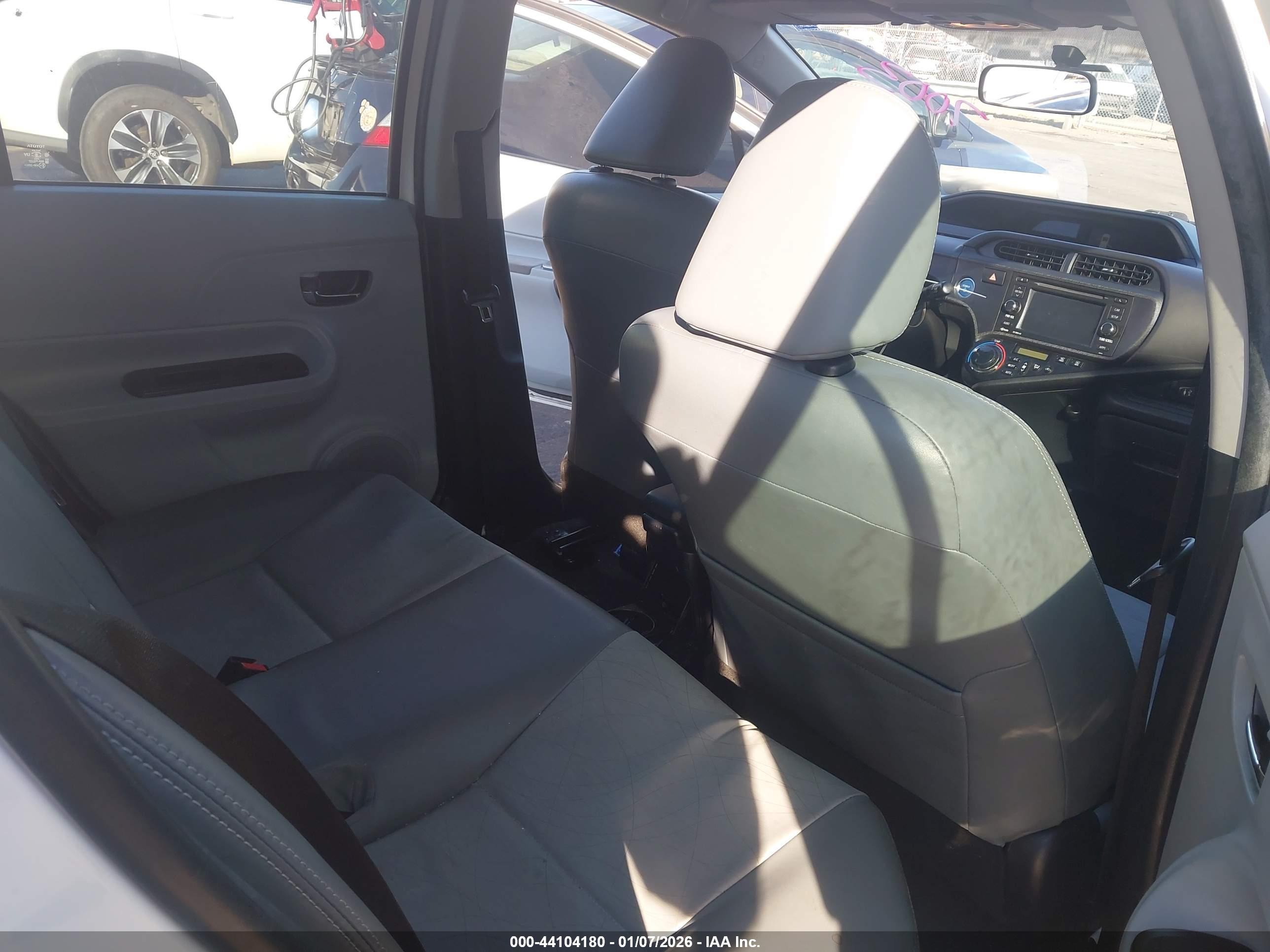 TOYOTA PRIUS image 8
