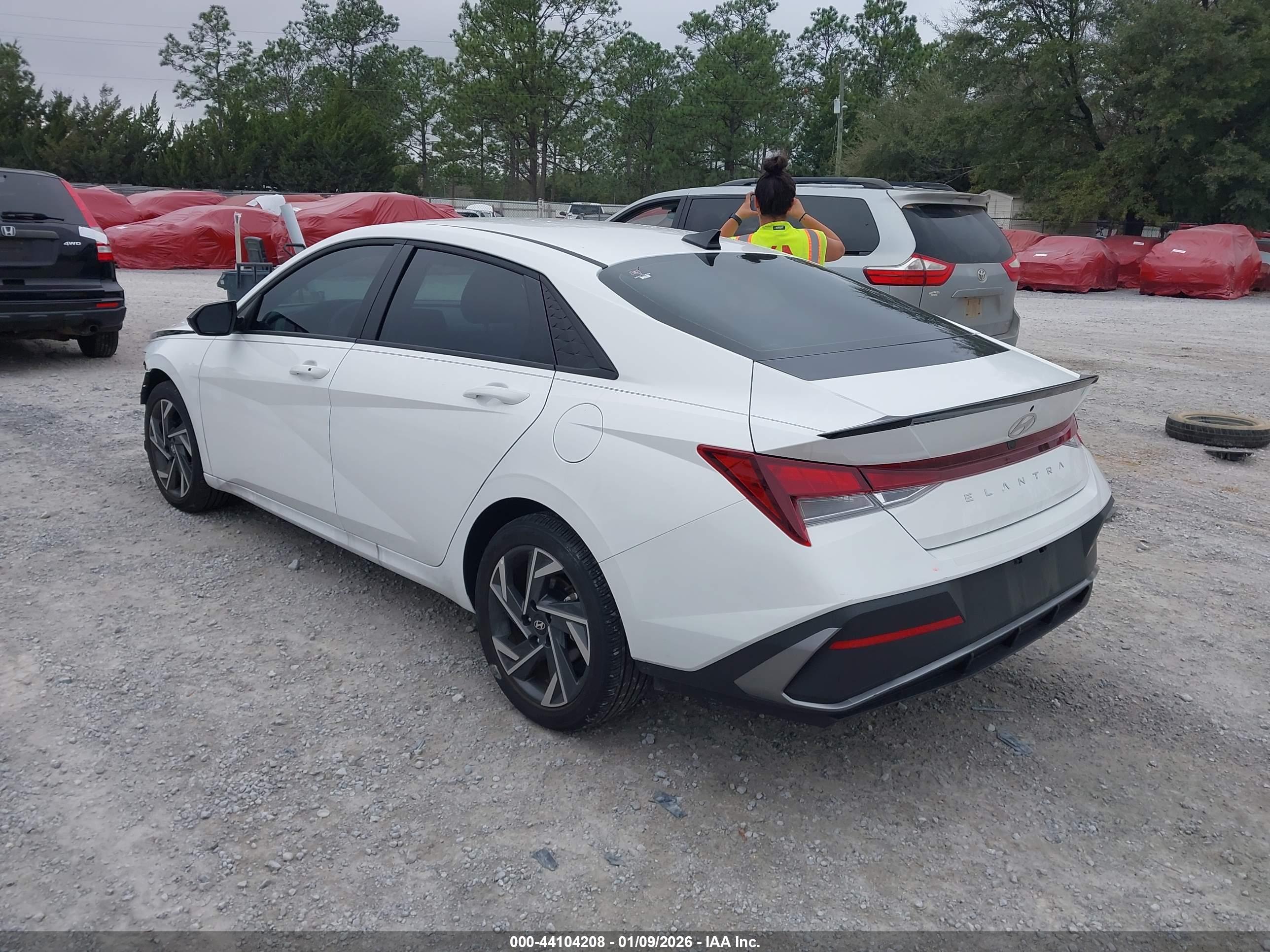 HYUNDAI ELANTRA image 3