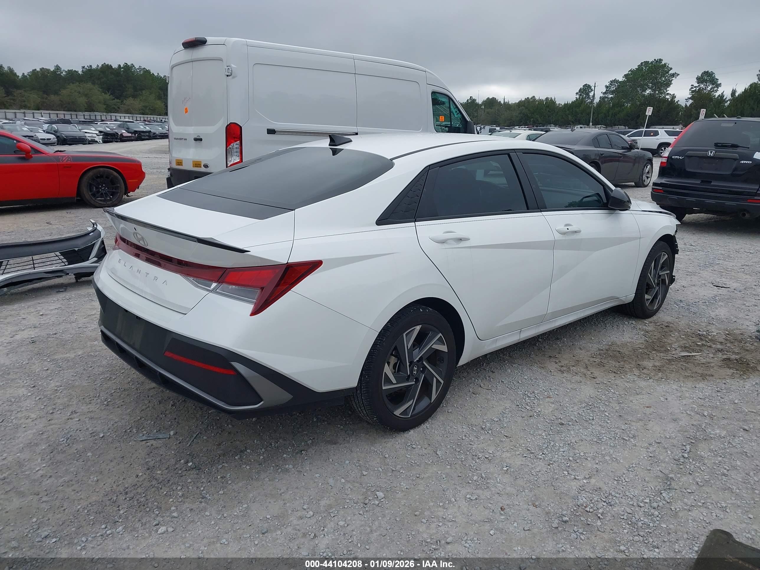 HYUNDAI ELANTRA image 4