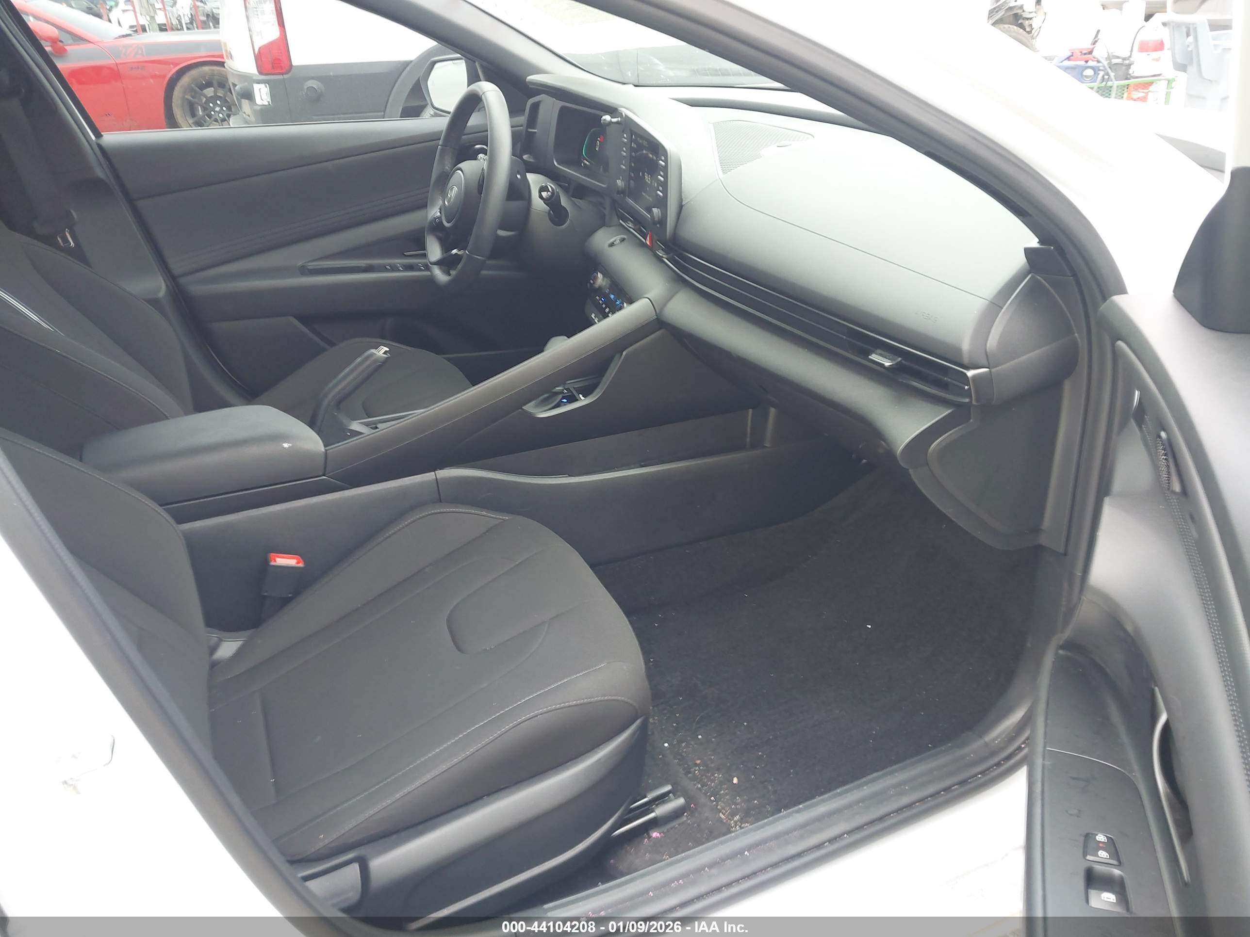 HYUNDAI ELANTRA image 5