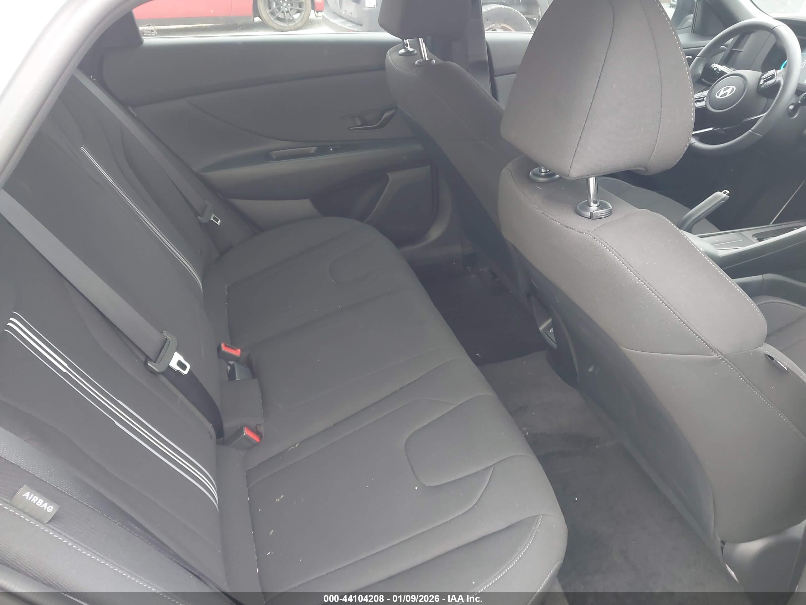 HYUNDAI ELANTRA image 8