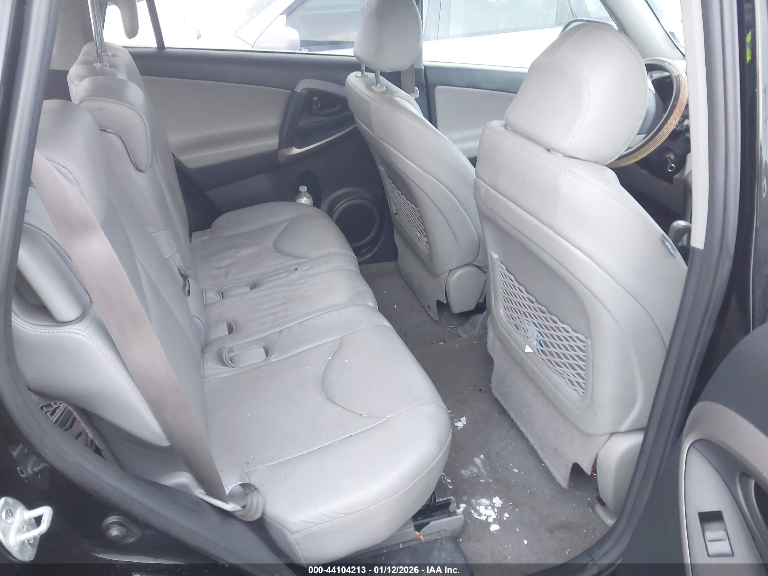 TOYOTA RAV4 image 8