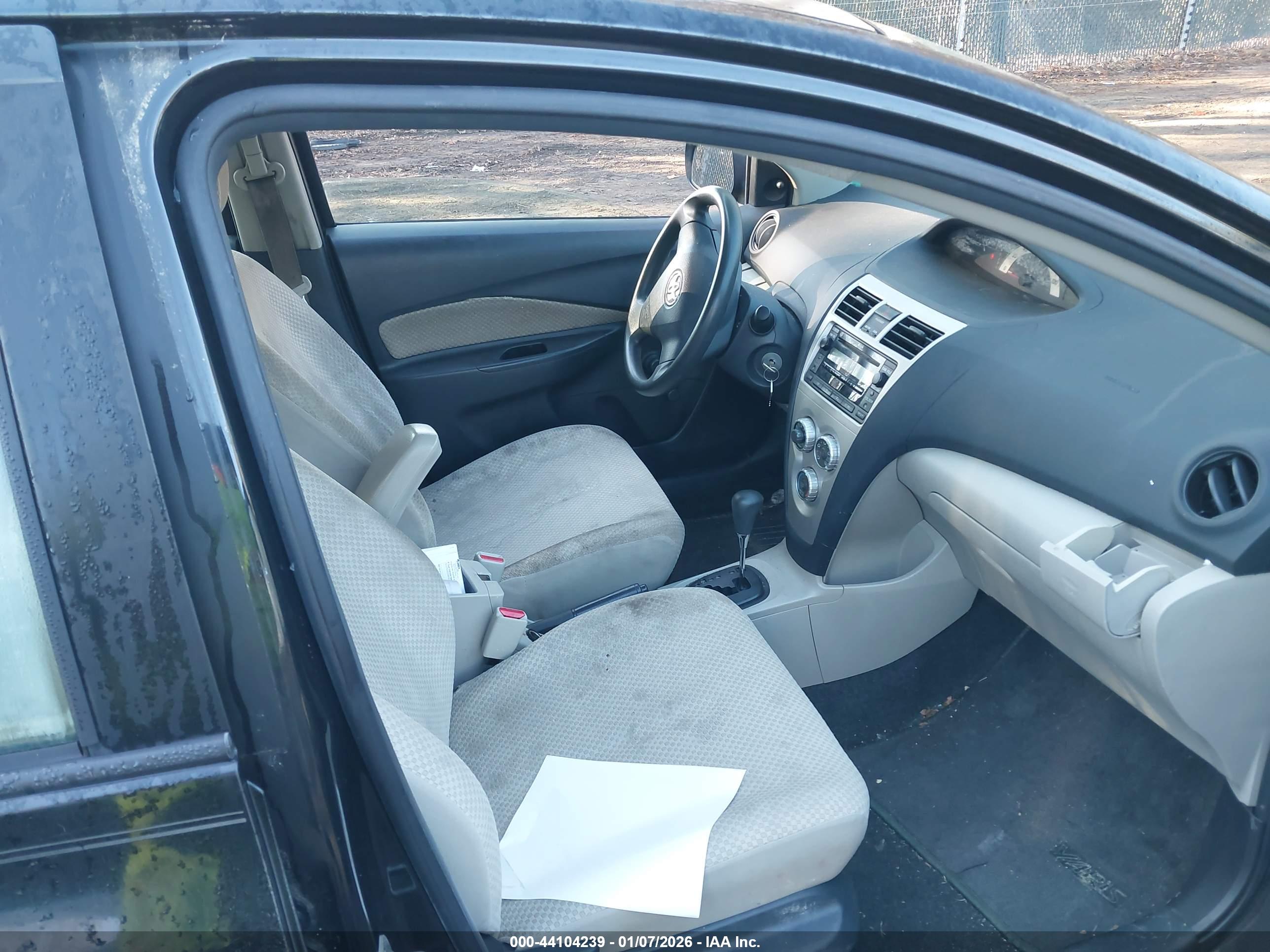 TOYOTA YARIS image 5