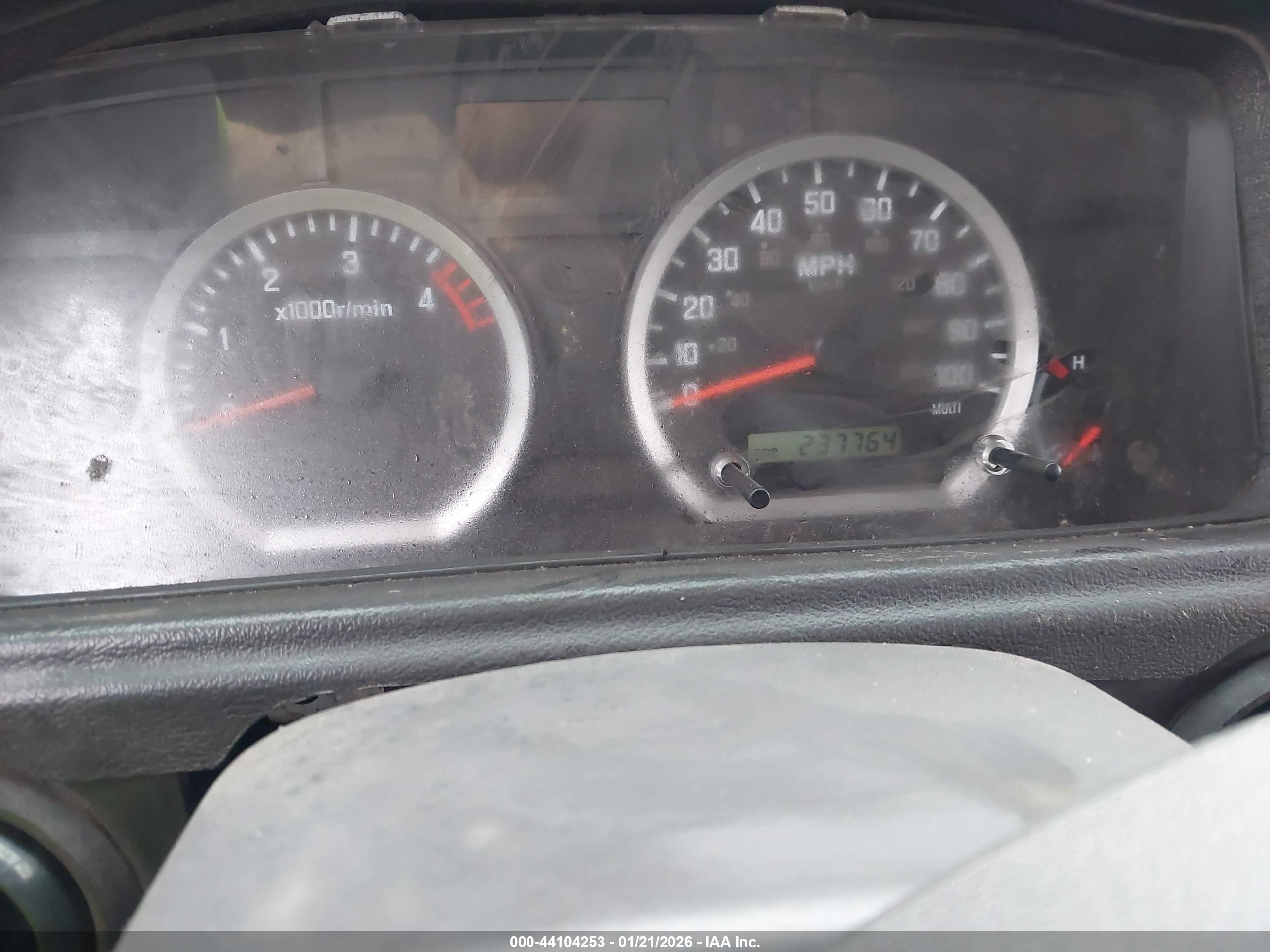 ISUZU COMMERCIAL image 6