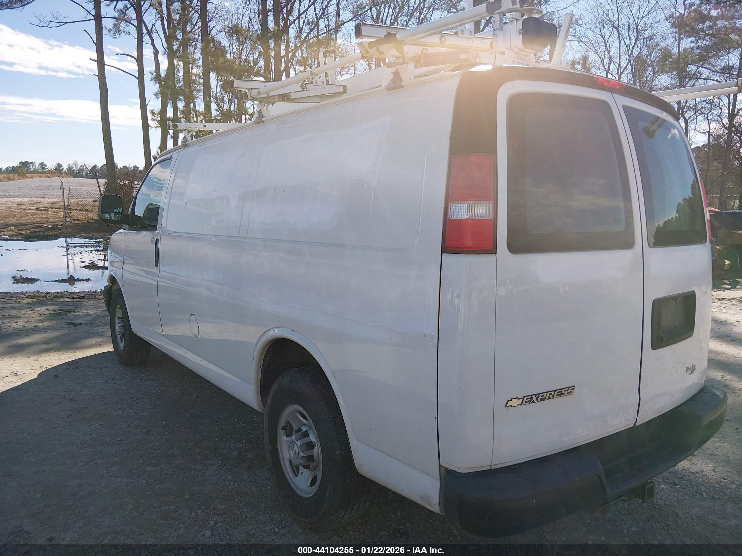 CHEVROLET EXPRESS image 3
