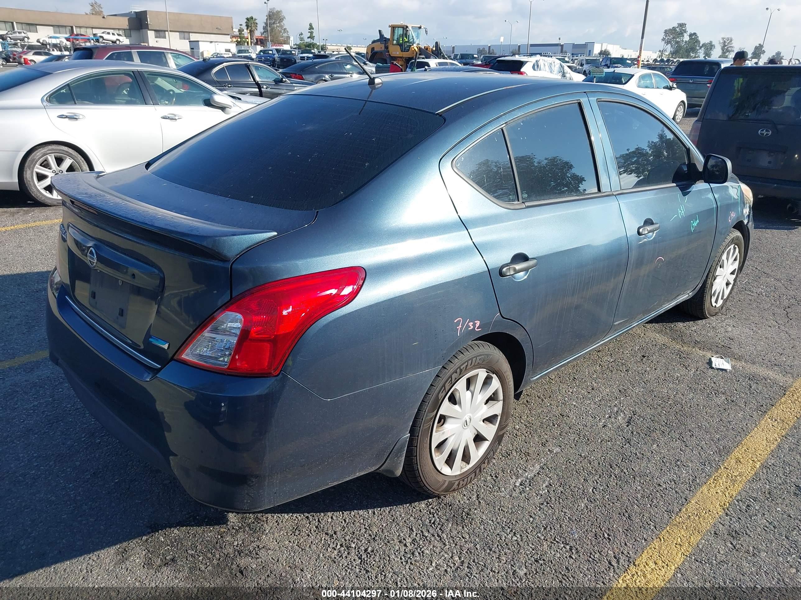 NISSAN VERSA image 4