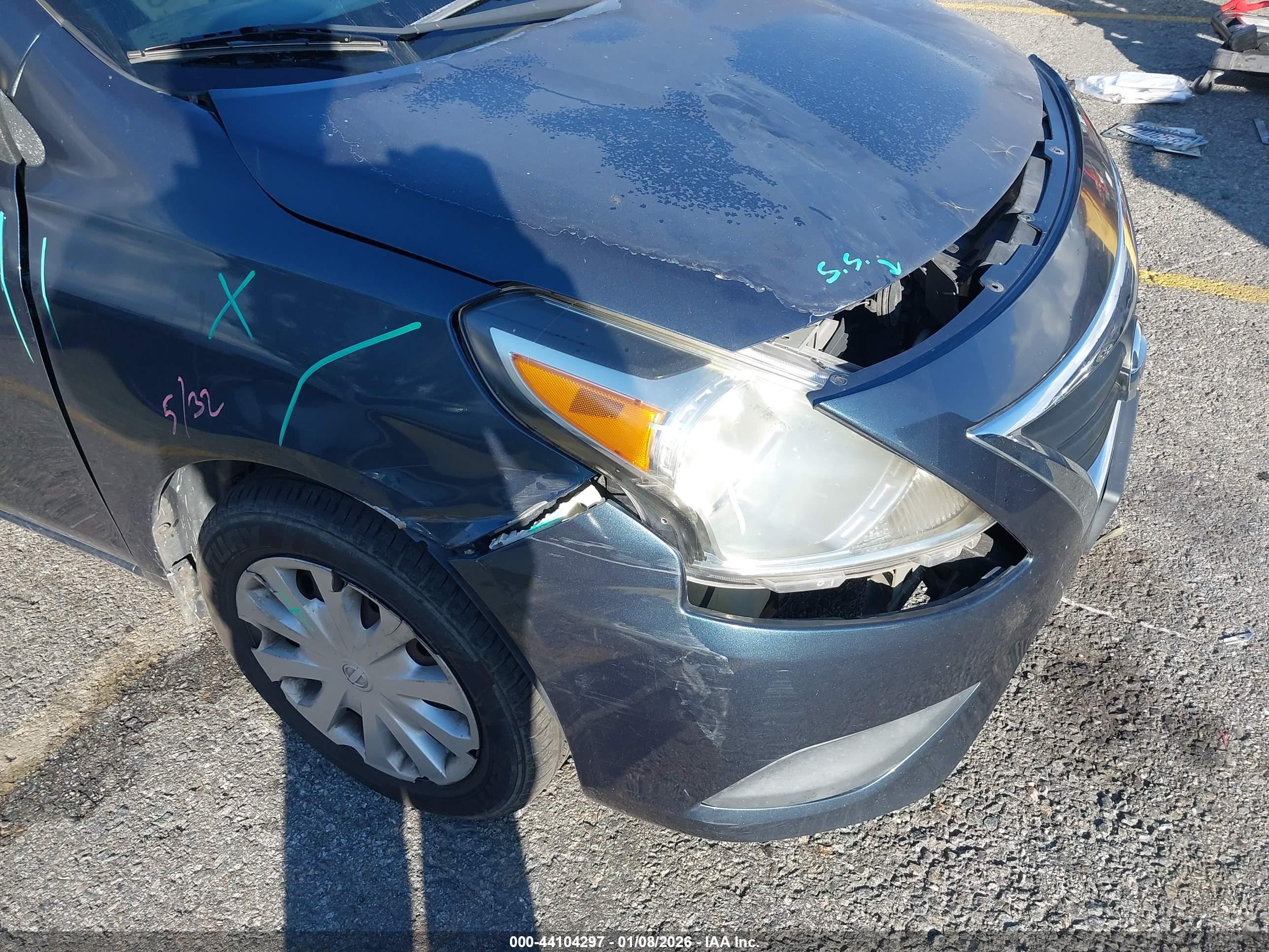NISSAN VERSA image 6