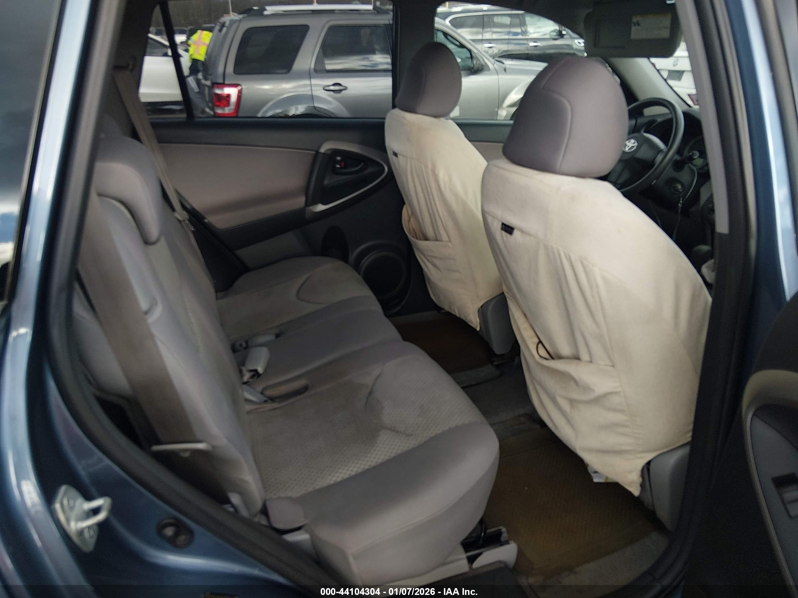 TOYOTA RAV4 image 8