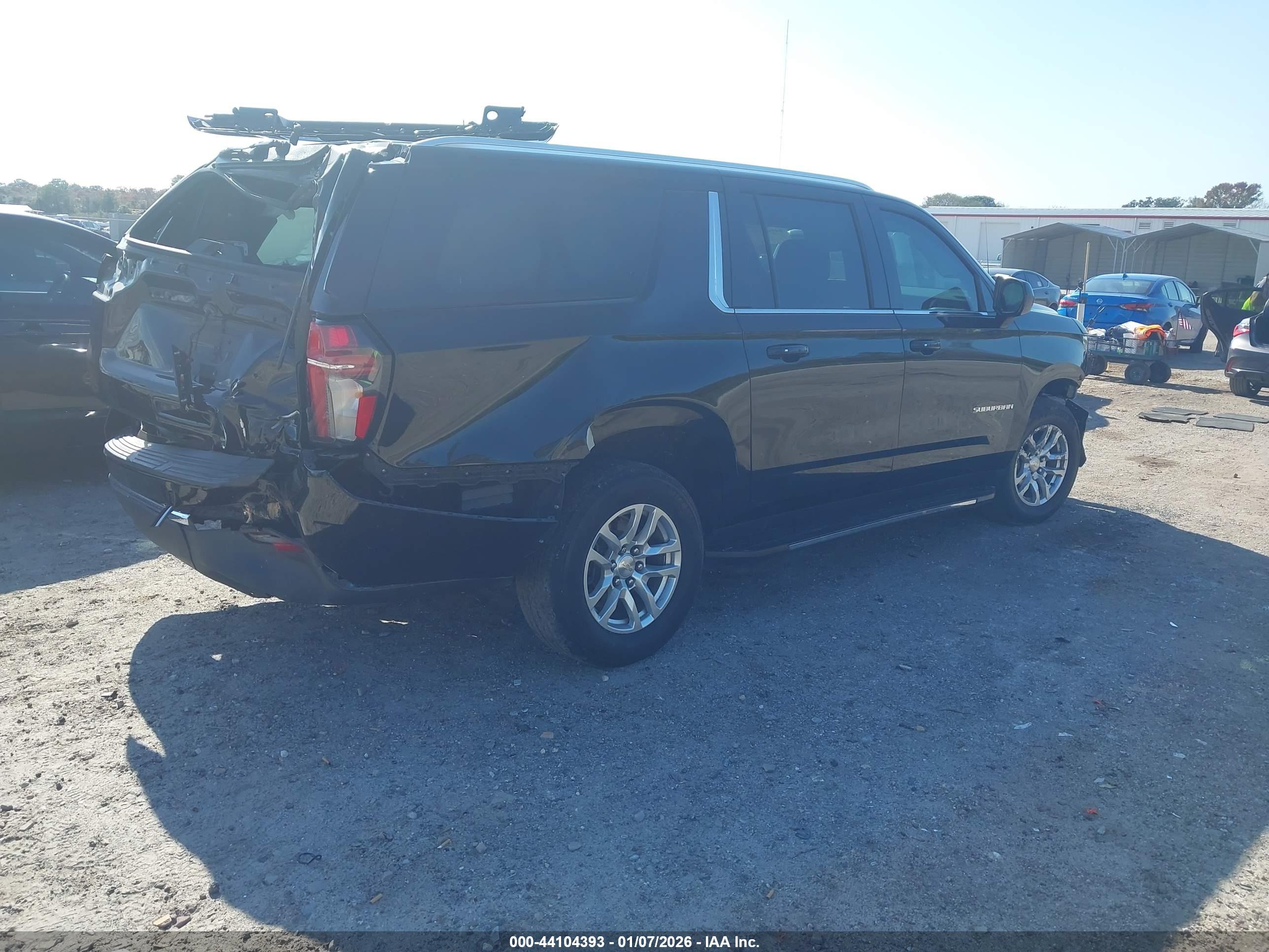 CHEVROLET SUBURBAN image 4