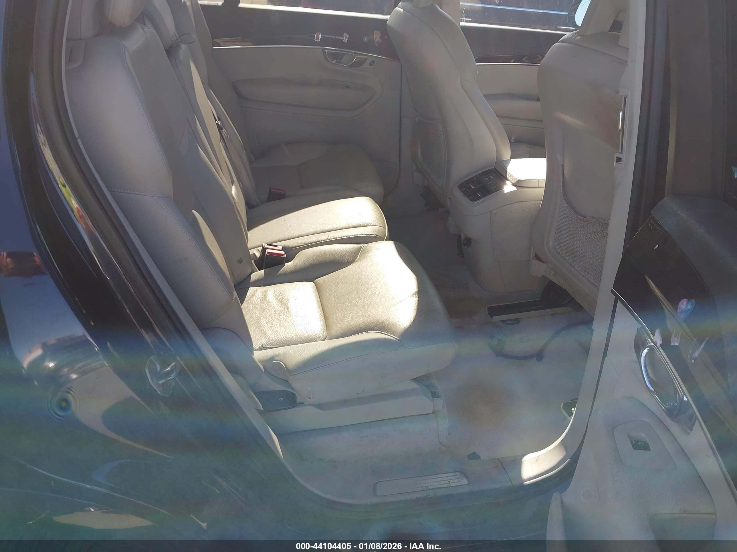 VOLVO XC90 image 8