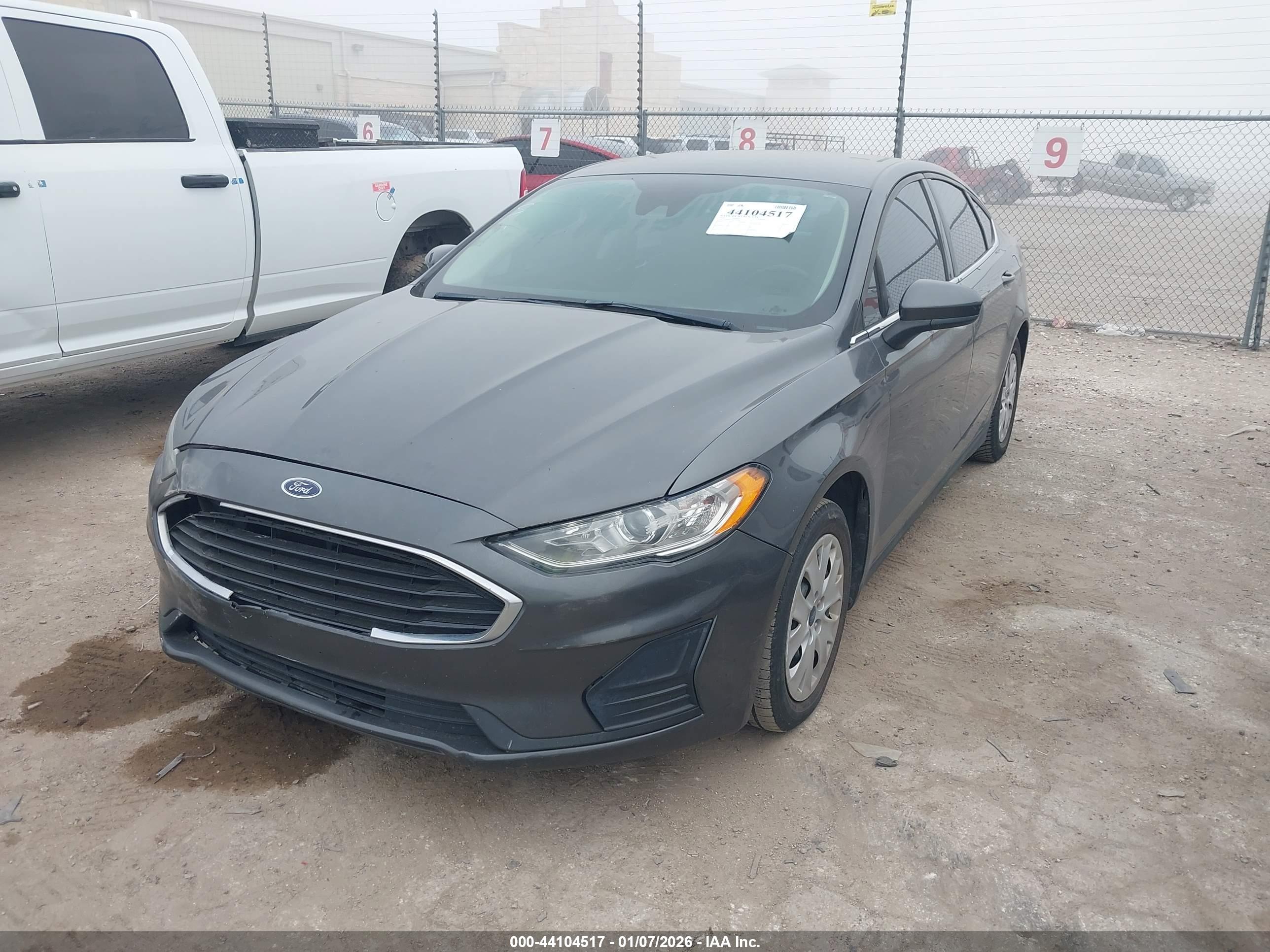 FORD FUSION image 2