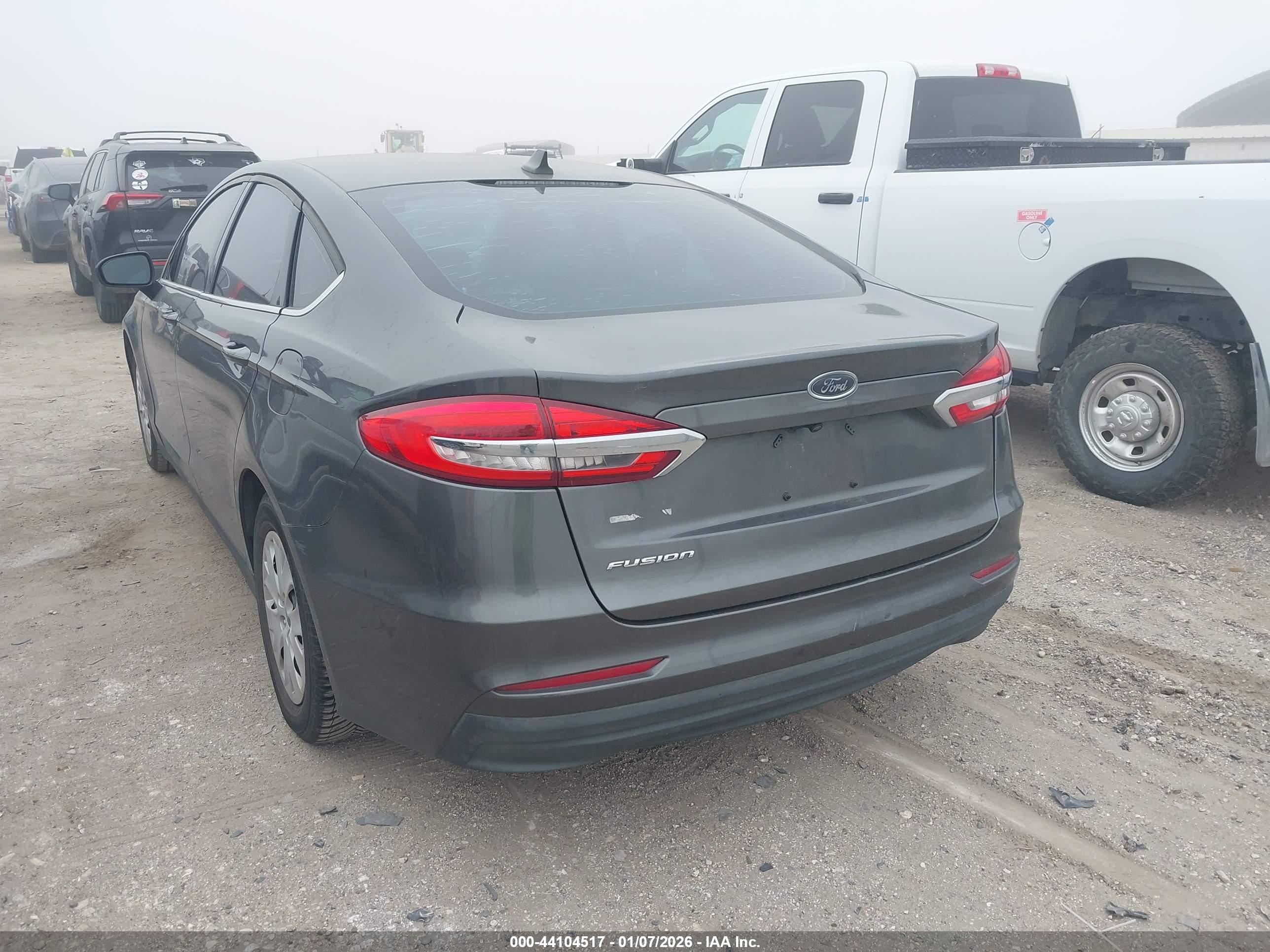 FORD FUSION image 3