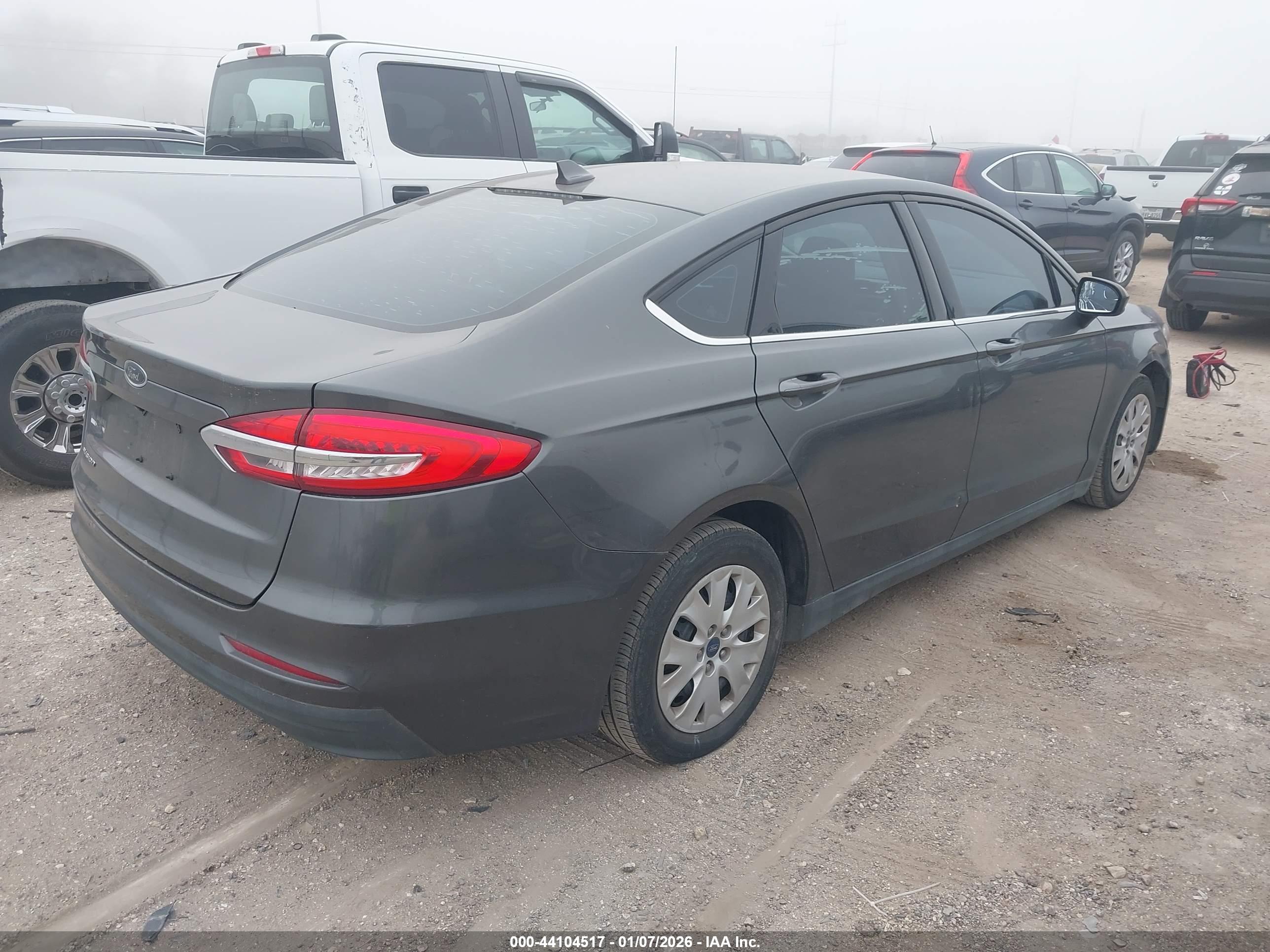 FORD FUSION image 4