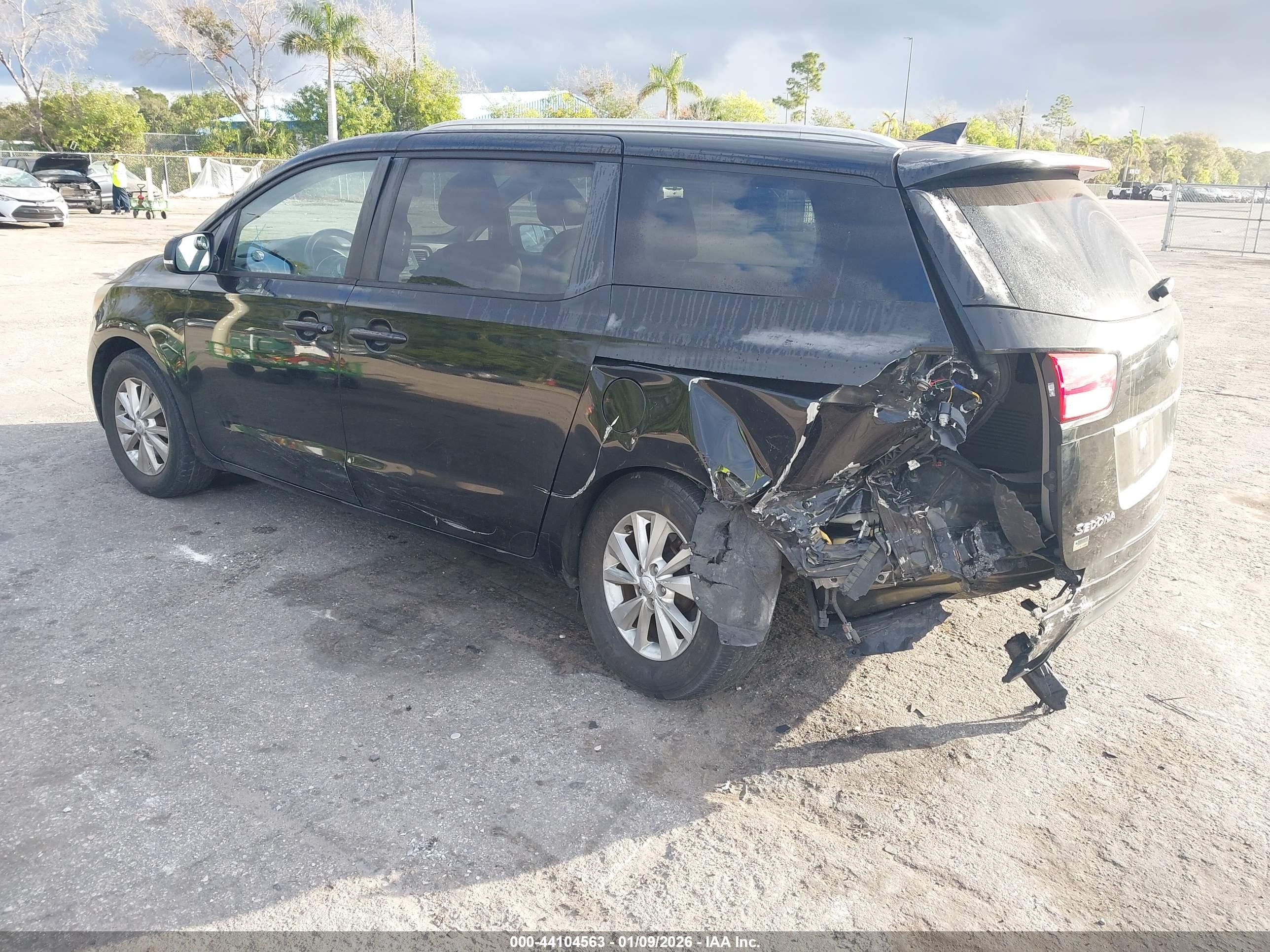KIA SEDONA image 3