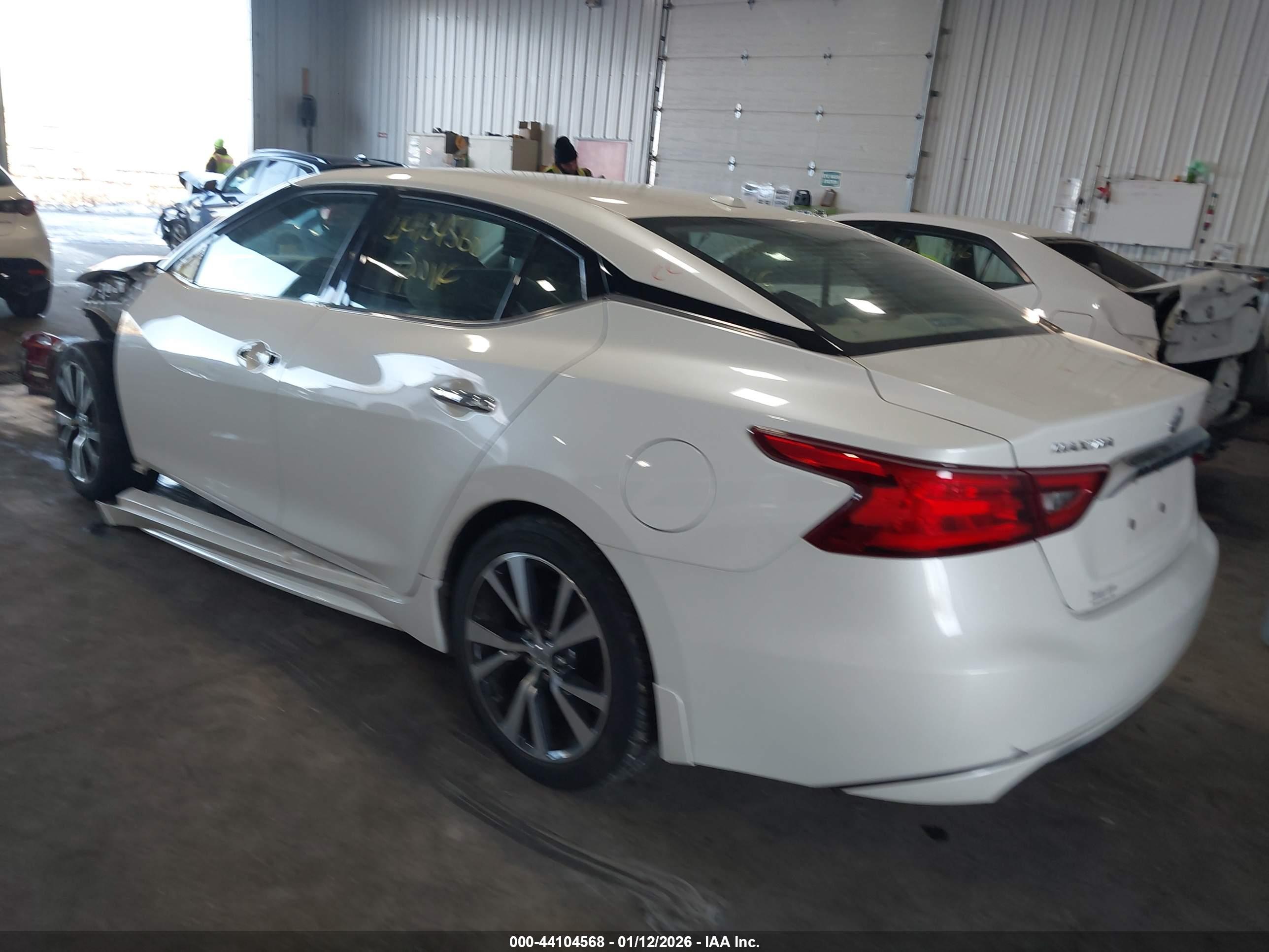 NISSAN MAXIMA image 3