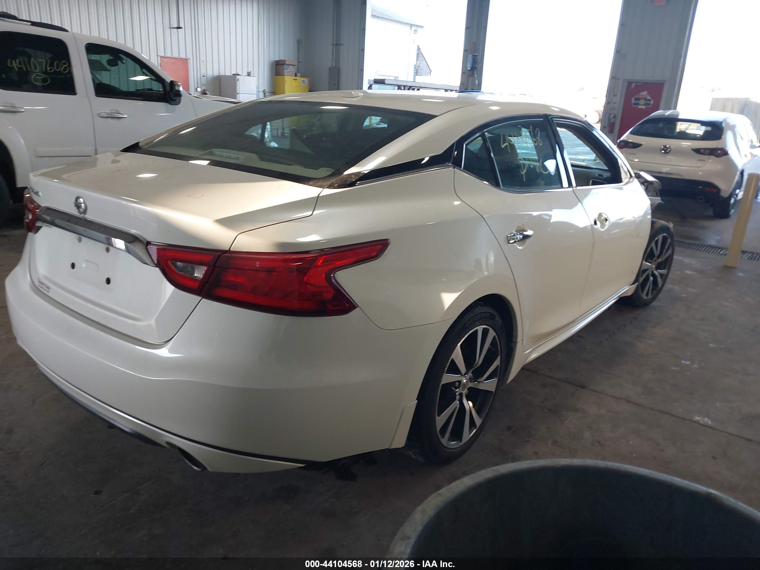 NISSAN MAXIMA image 4