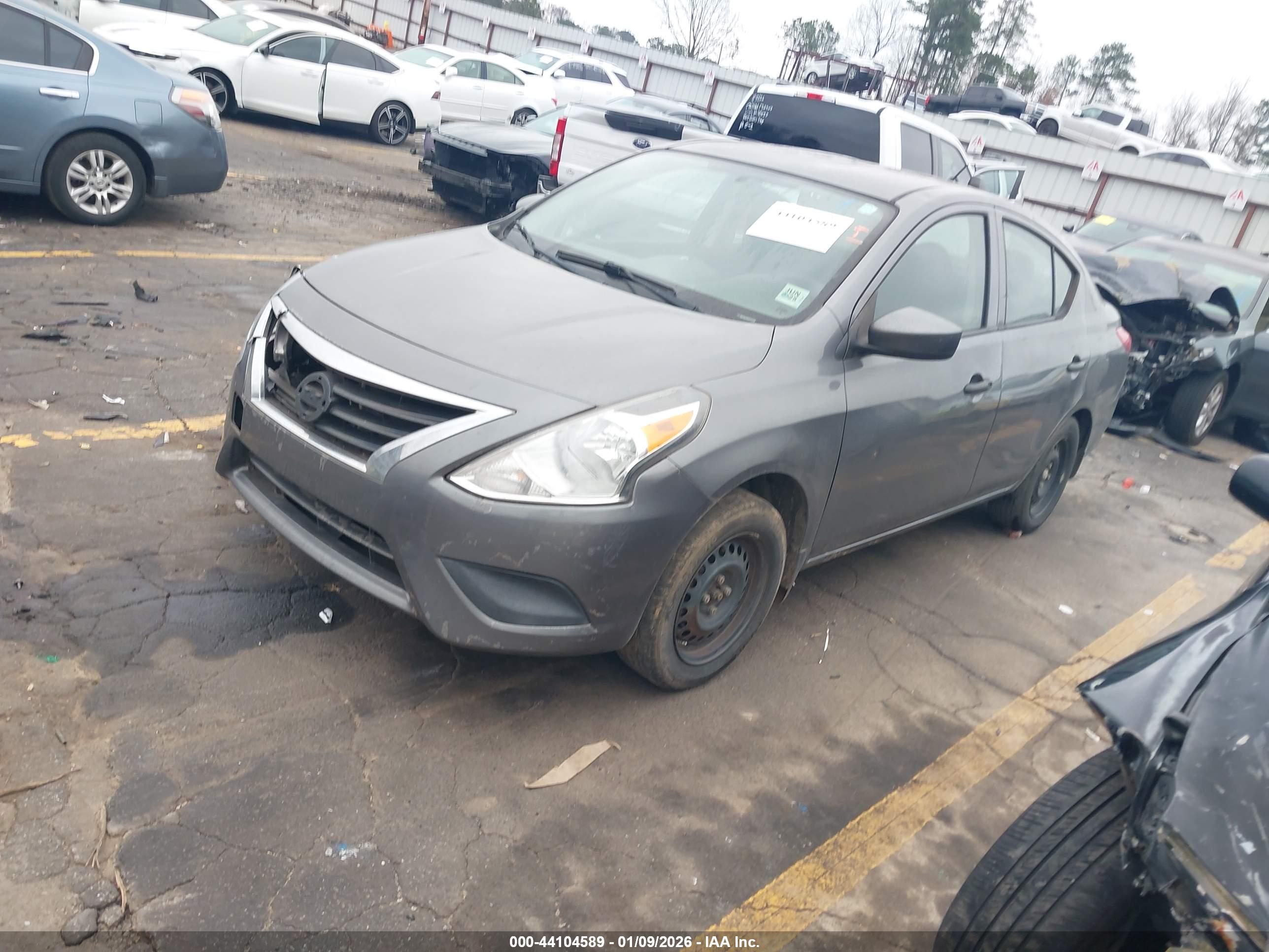 NISSAN VERSA image 2