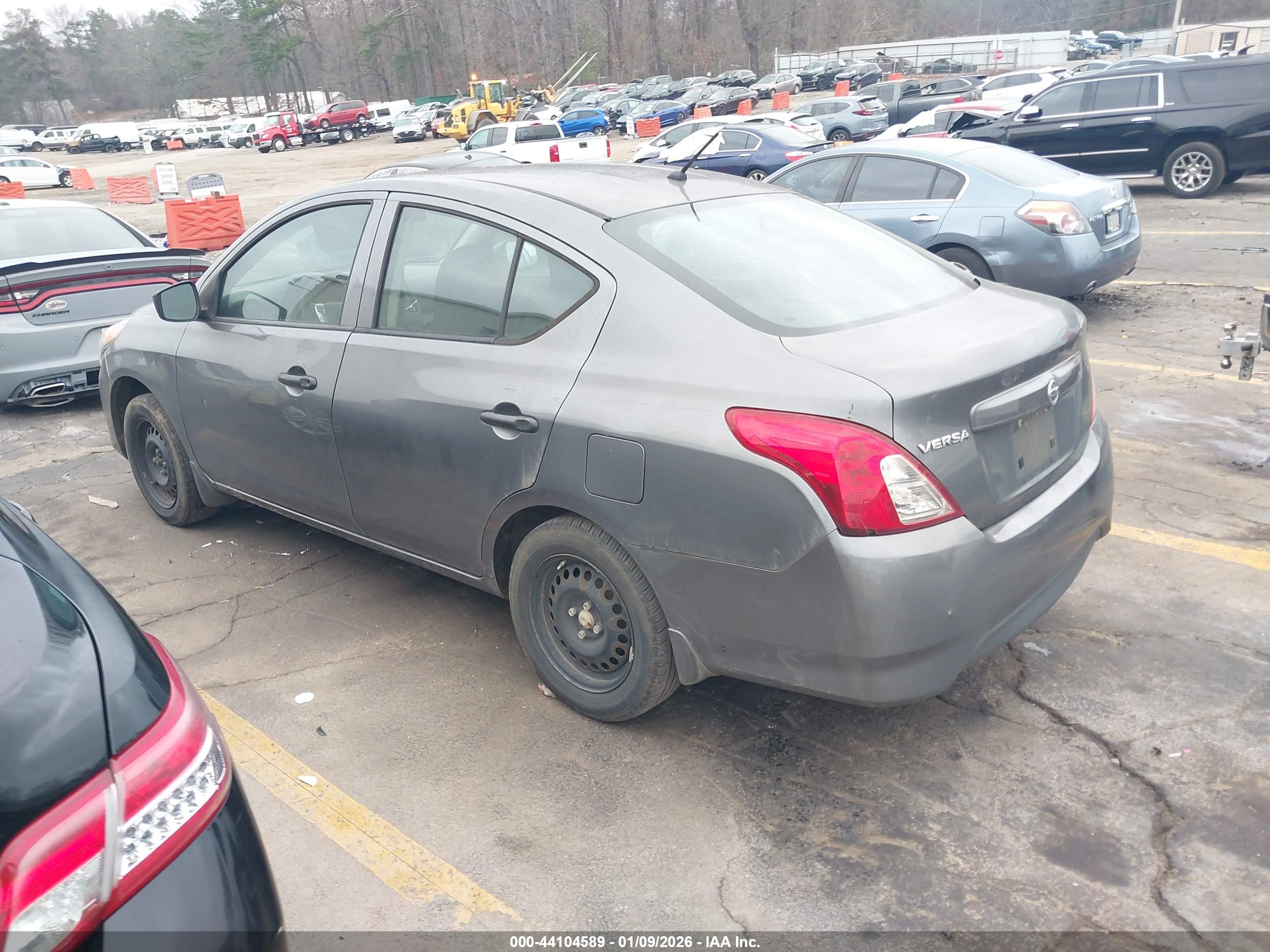 NISSAN VERSA image 3