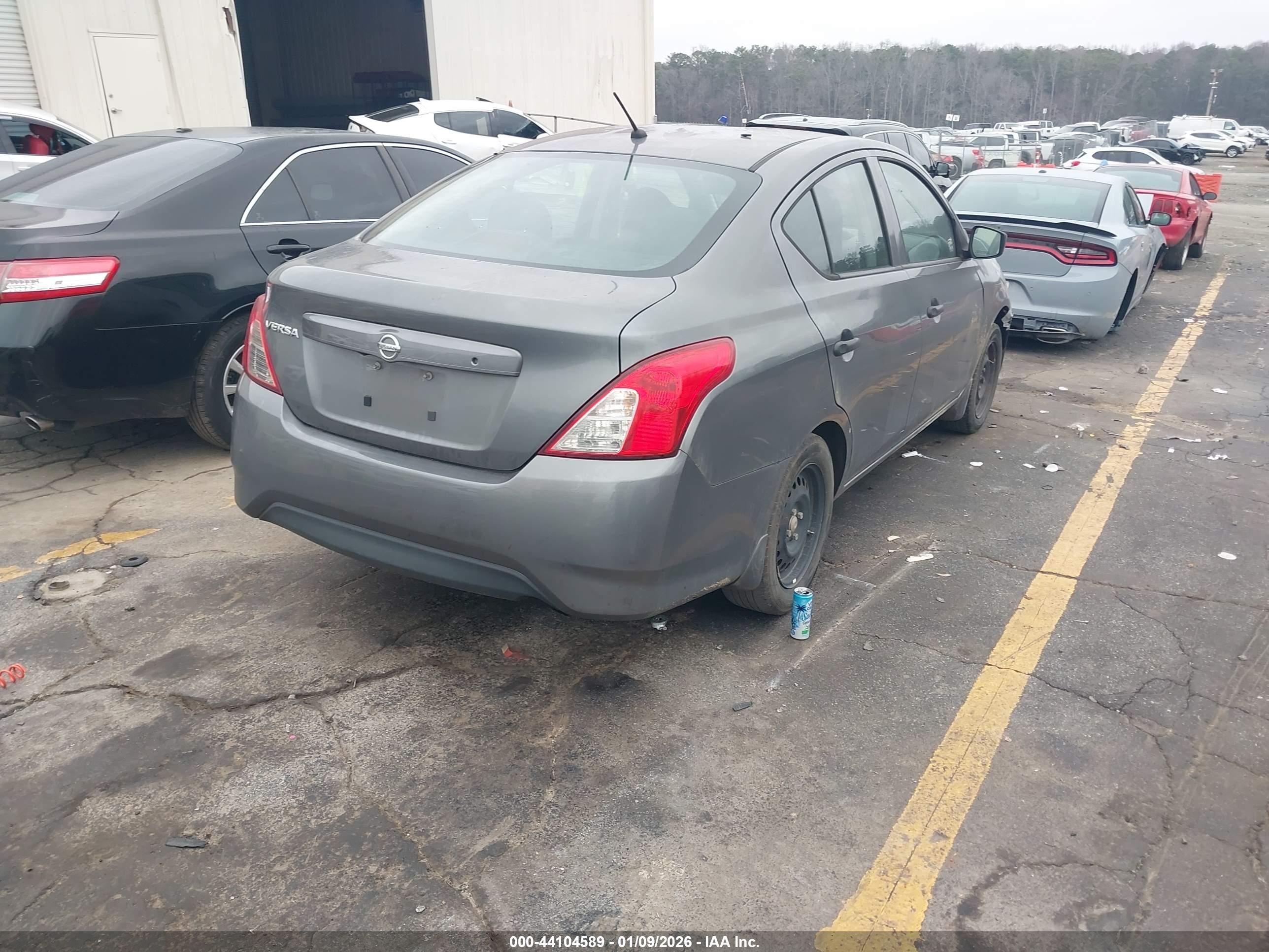 NISSAN VERSA image 4