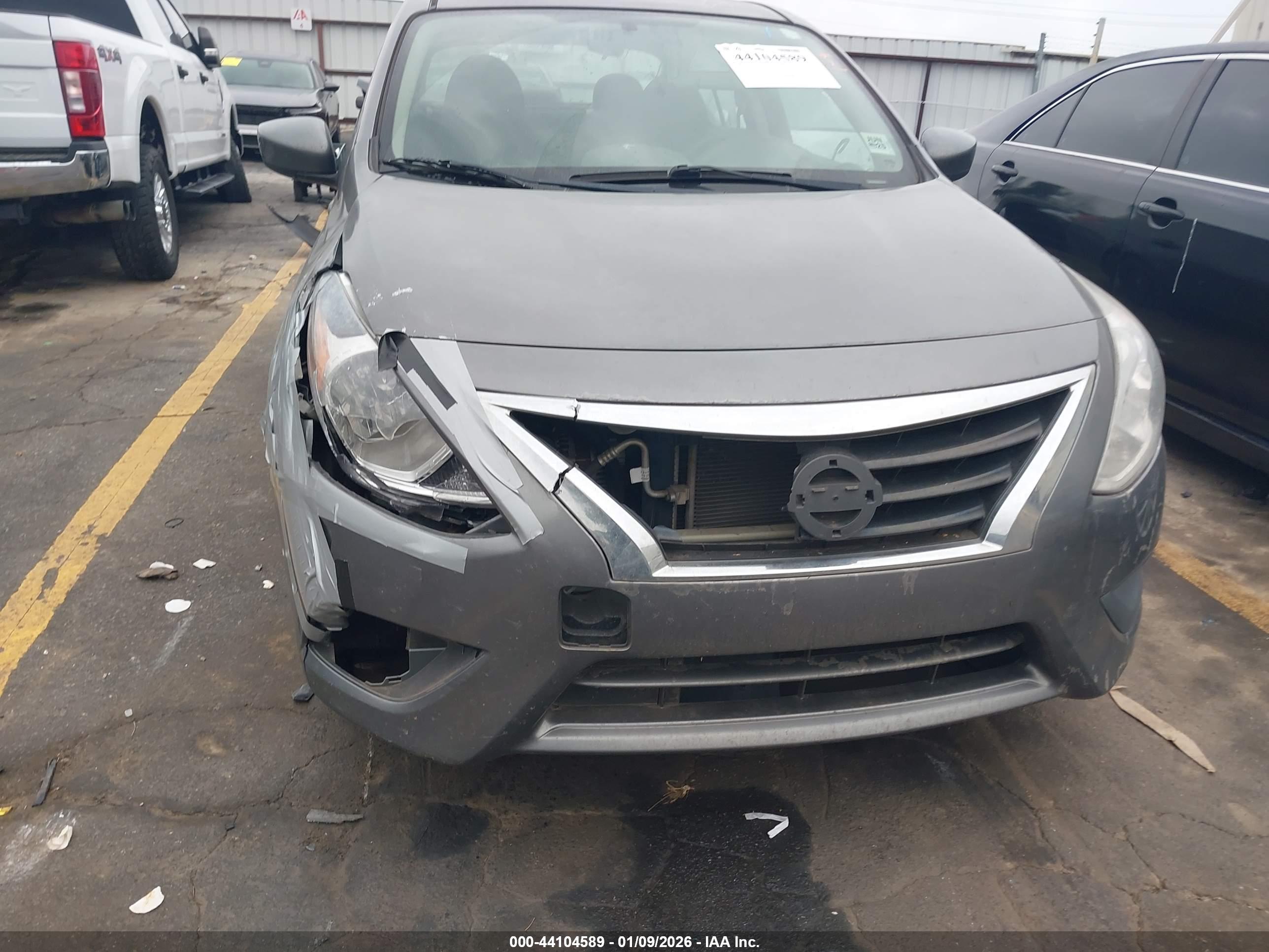 NISSAN VERSA image 6