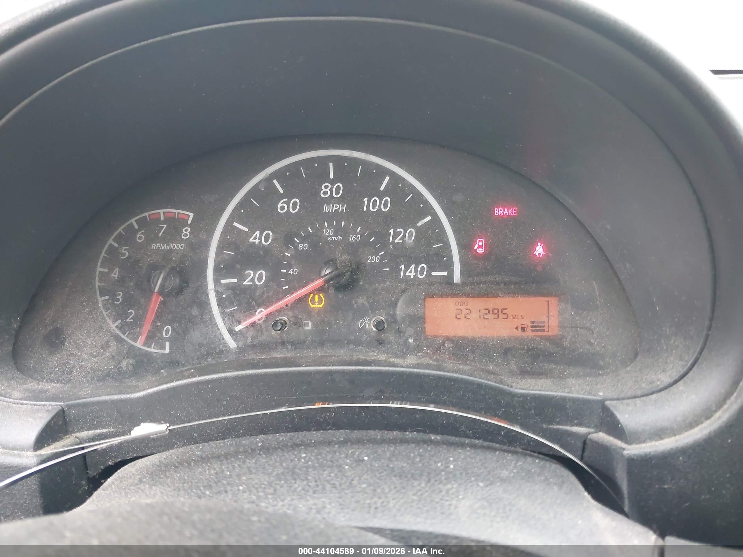 NISSAN VERSA image 7